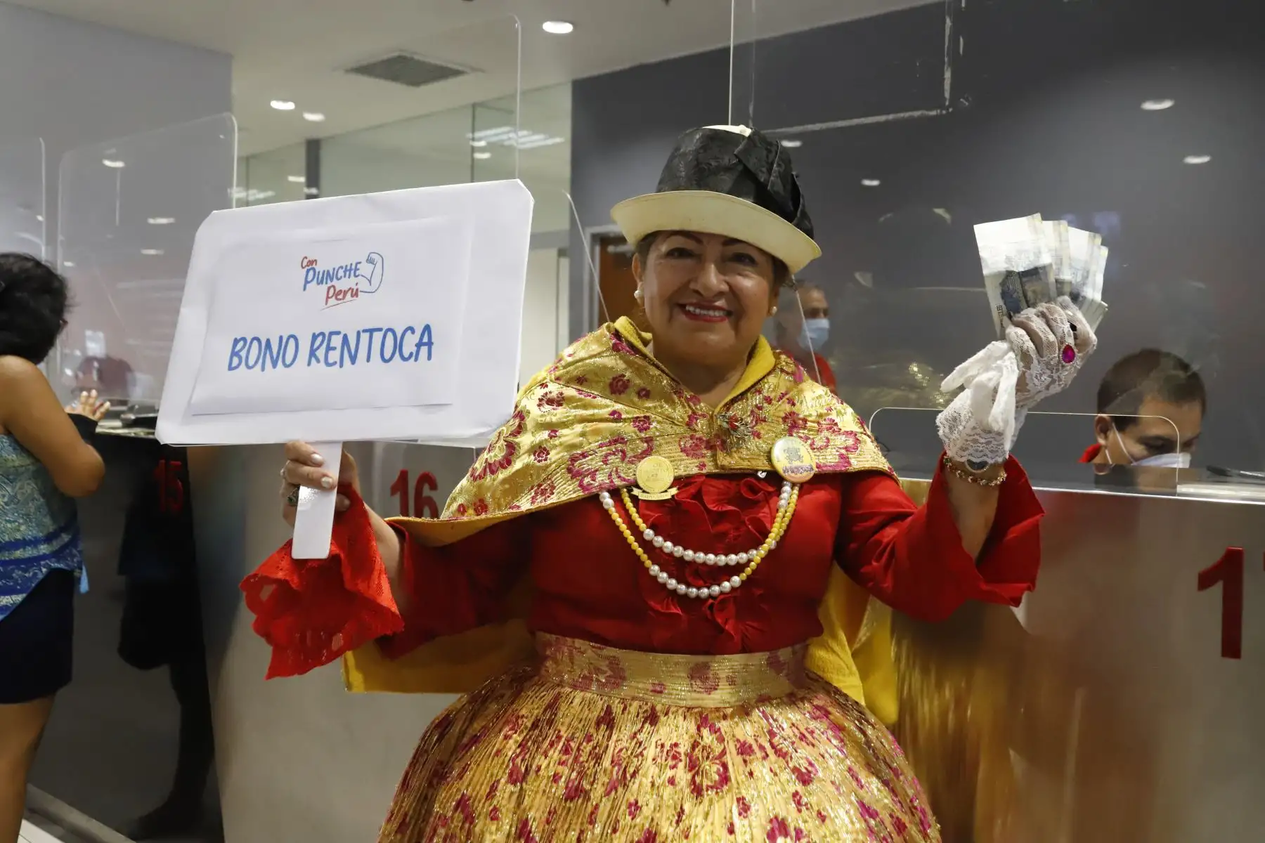La artista shipibo-konibo, Olinda Silvano, que trabaja en el arte del kené, fue la primera en cobrar el bono Rentoca. También lo hicieron Gladys Flores y Lourdes Flores, danzantes de tunantada; Delmira Cárdenas, danzante de ritmos andinos, César Urbano, retablista ayacuchano, entre otros.
Foto:ANDINA/Mincul