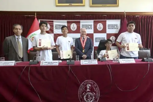 El rector de la UNI, Alfonso López Chau, presidió la ceremonia de reconocimiento de los tres primeros puestos del Concurso de Admisión a la UNI, periodo 2023-I. Foto: ANDINA/Tatiana Gamarra