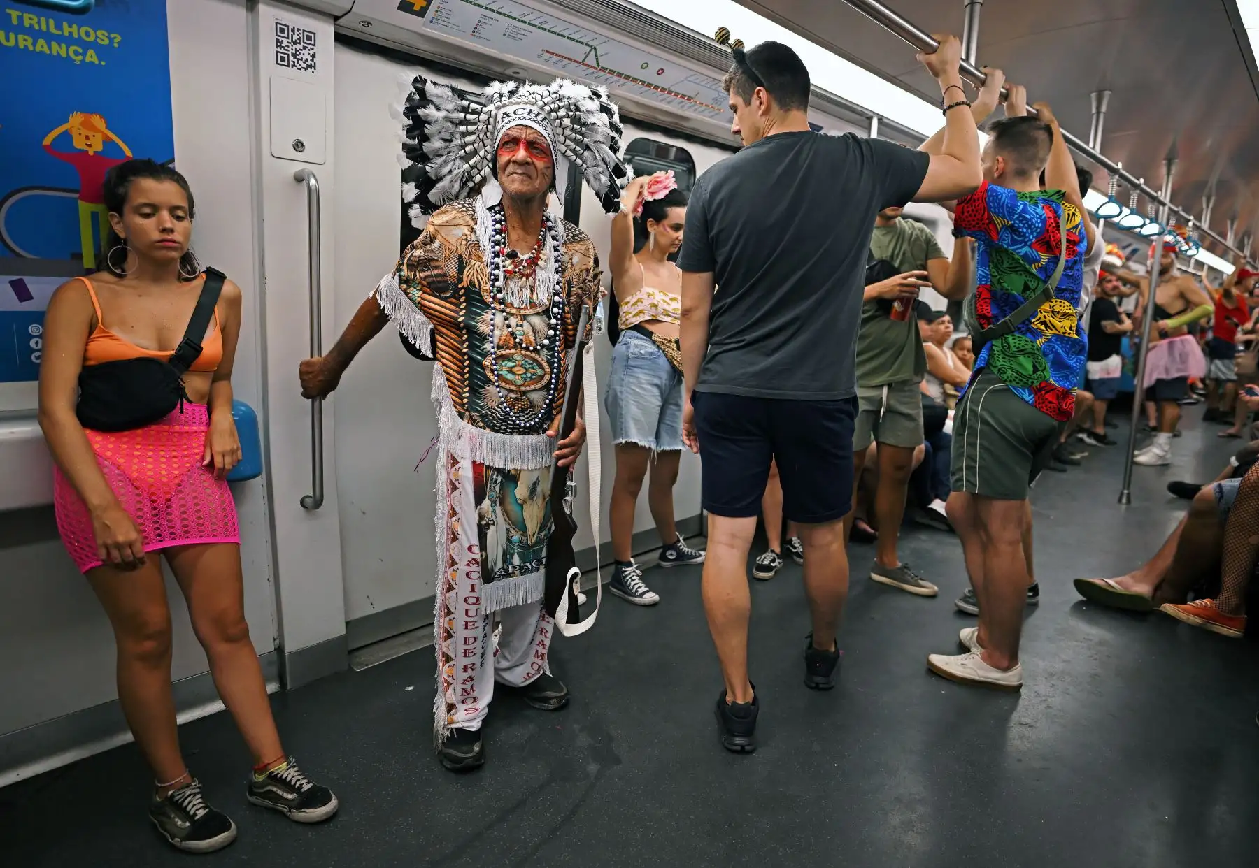 Juerguistas del carnaval toman el metro en Río de Janeiro en Brasil. Los famosos desfiles del carnaval de Río de Janeiro regresaron el domingo en un torbellino de brillo, lentejuelas y samba.
Foto: AFP