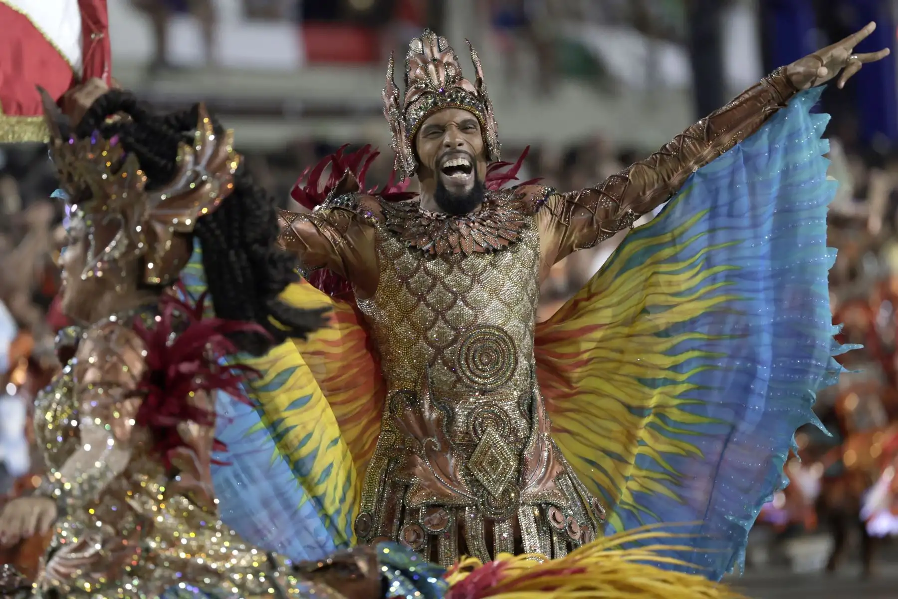 Un integrante de la escuela de samba Unidos de Viradouro actúa durante el segundo día de los desfiles de las escuelas de samba del Carnaval de Río, en la Avenida Marquês de Sapucaí, el Sambódromo, en Río de Janeiro.
Foto: EFE