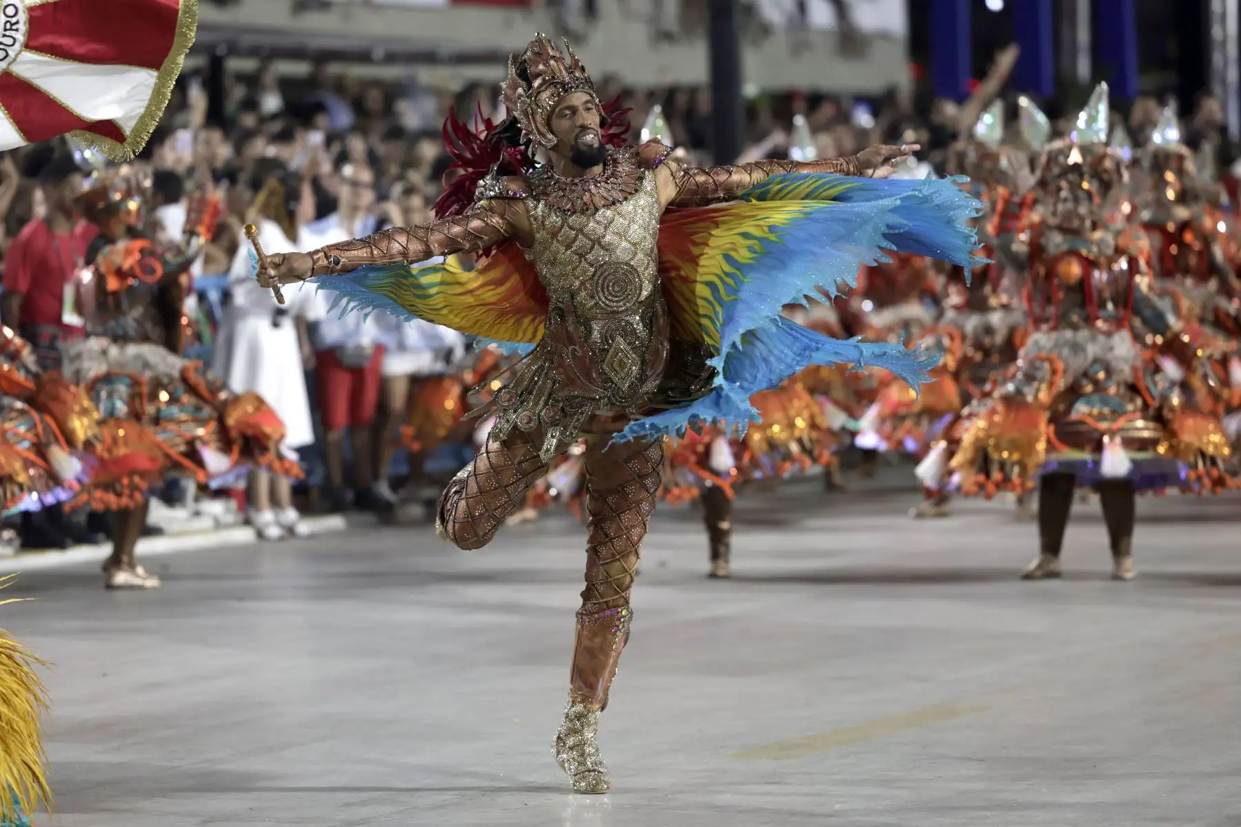 Un integrante de la escuela de samba Unidos de Viradouro actúa durante el segundo día de los desfiles de las escuelas de samba del Carnaval de Río hoy, en la Avenida Marquês de Sapucaí, el Sambódromo, en Río de Janeiro.
Foto: EFE