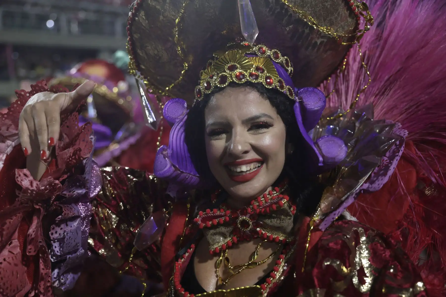 Una integrante de la escuela de samba Unidos de Viradouro actúa durante el segundo día de los desfiles de las escuelas de samba del Carnaval de Río hoy, en la Avenida Marquês de Sapucaí, el Sambódromo, en Río de Janeiro.
Foto: EFE