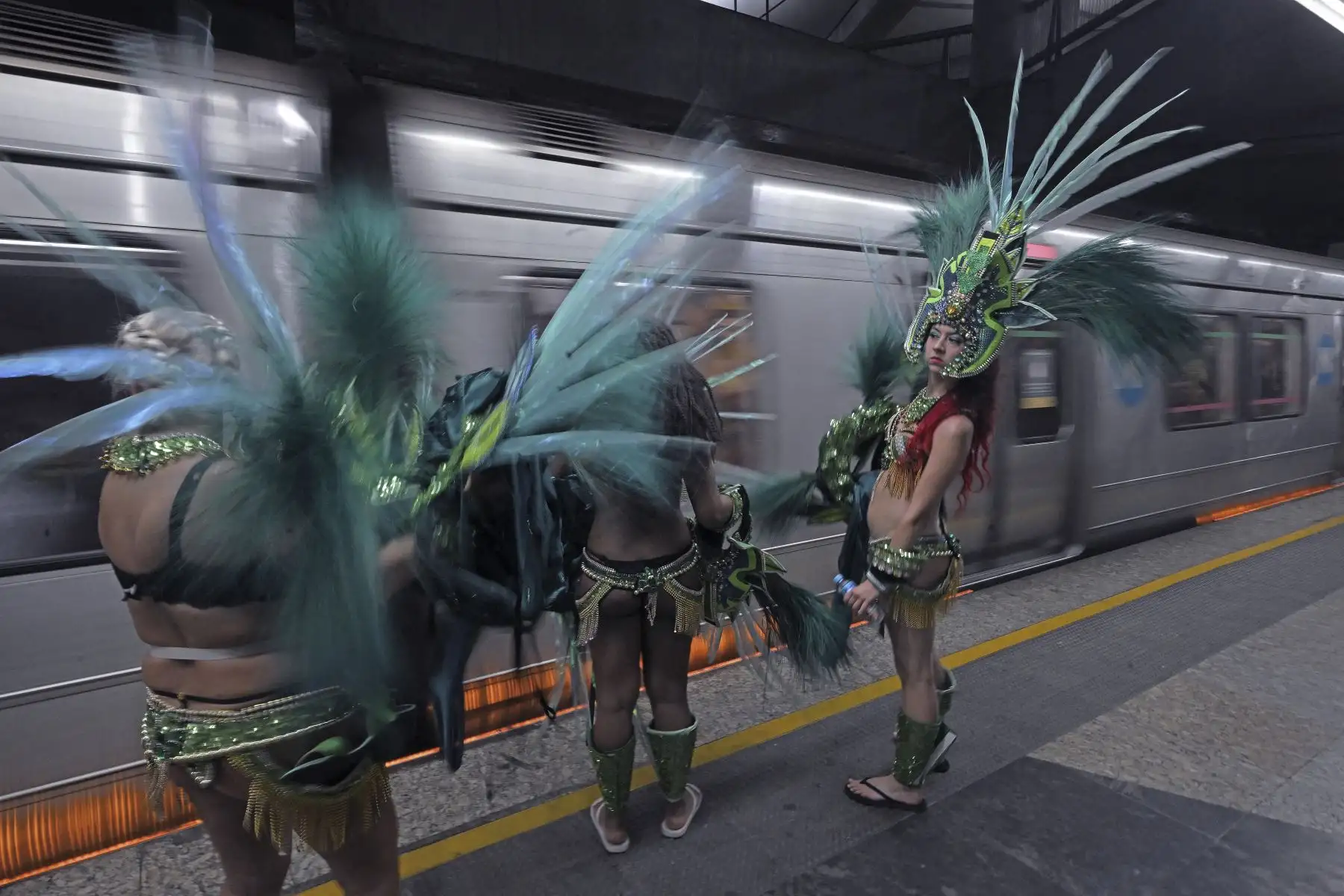 Juerguistas del carnaval toman el metro en Río de Janeiro en Brasil. Los famosos desfiles del carnaval de Río de Janeiro regresaron el domingo en un torbellino de brillo, lentejuelas y samba.
Foto: AFP