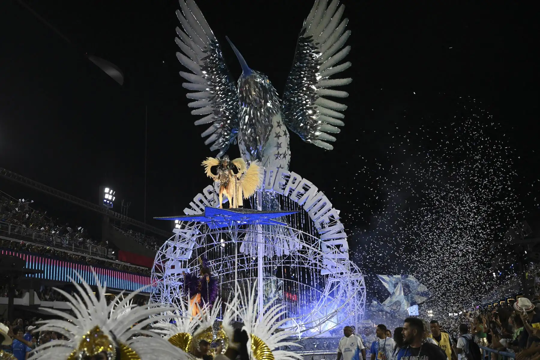Un miembro de la escuela de samba Beija Flor se presenta durante la segunda noche del desfile del Carnaval de Río en el Sambódromo Marqués de Sapucai en Río de Janeiro, Brasil, el 21 de febrero de 2023.
Foto: AFP