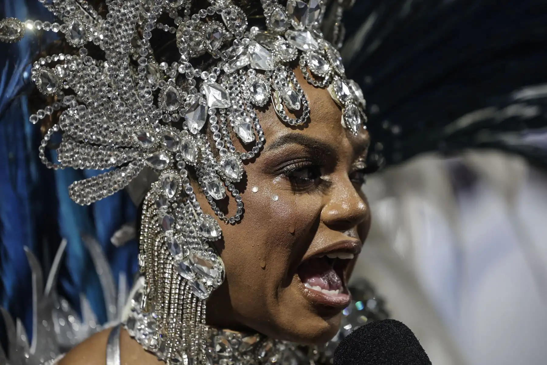 Una integrante de la escuela de samba Portela llora antes del desfile durante el segundo día de los desfiles de las escuelas de samba en el Carnaval de Río hoy, en la Avenida Marquês de Sapucaí del Sambódromo en Río de Janeiro.
Foto: EFE