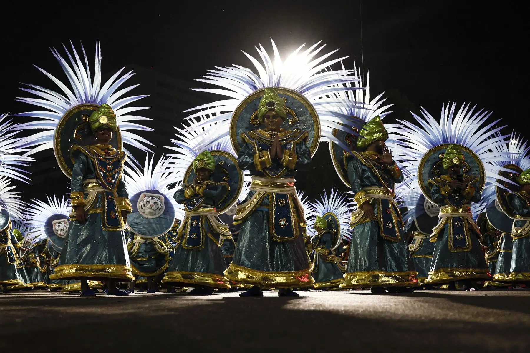 Integrantes de la escuela Paraiso do Tuiuti desfilan durante el segundo día de los desfiles de las escuelas de samba en el Carnaval de Río hoy, en la Avenida Marquês de Sapucaí del Sambódromo en Río de Janeiro.
Foto: EFE