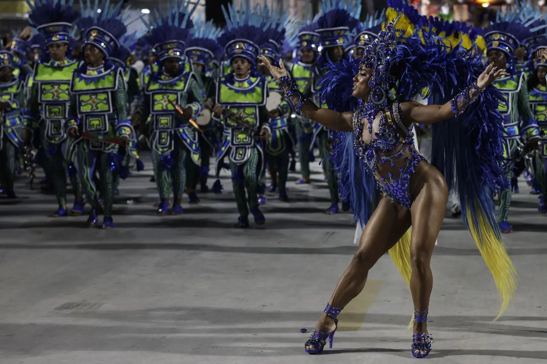 Integrantes de la escuela Paraiso do Tuiuti desfilan durante el segundo día de los desfiles de las escuelas de samba en el Carnaval de Río hoy, en la Avenida Marquês de Sapucaí del Sambódromo en Río de Janeiro.
Foto: EFE