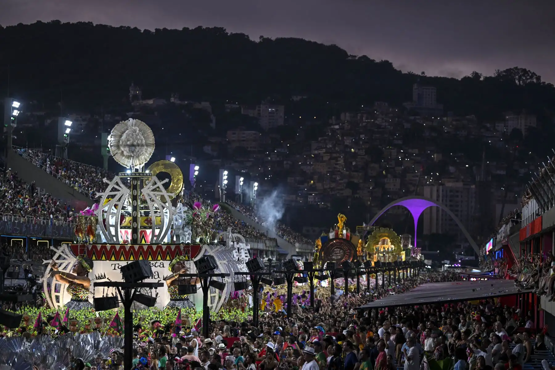 Se ve el amanecer durante el desfile de la escuela de samba Estacao Primeira de Mangueira en la primera noche del desfile del Carnaval de Río, Sambódromo Marqués de Sapucai en Río de Janeiro.
Foto: AFP