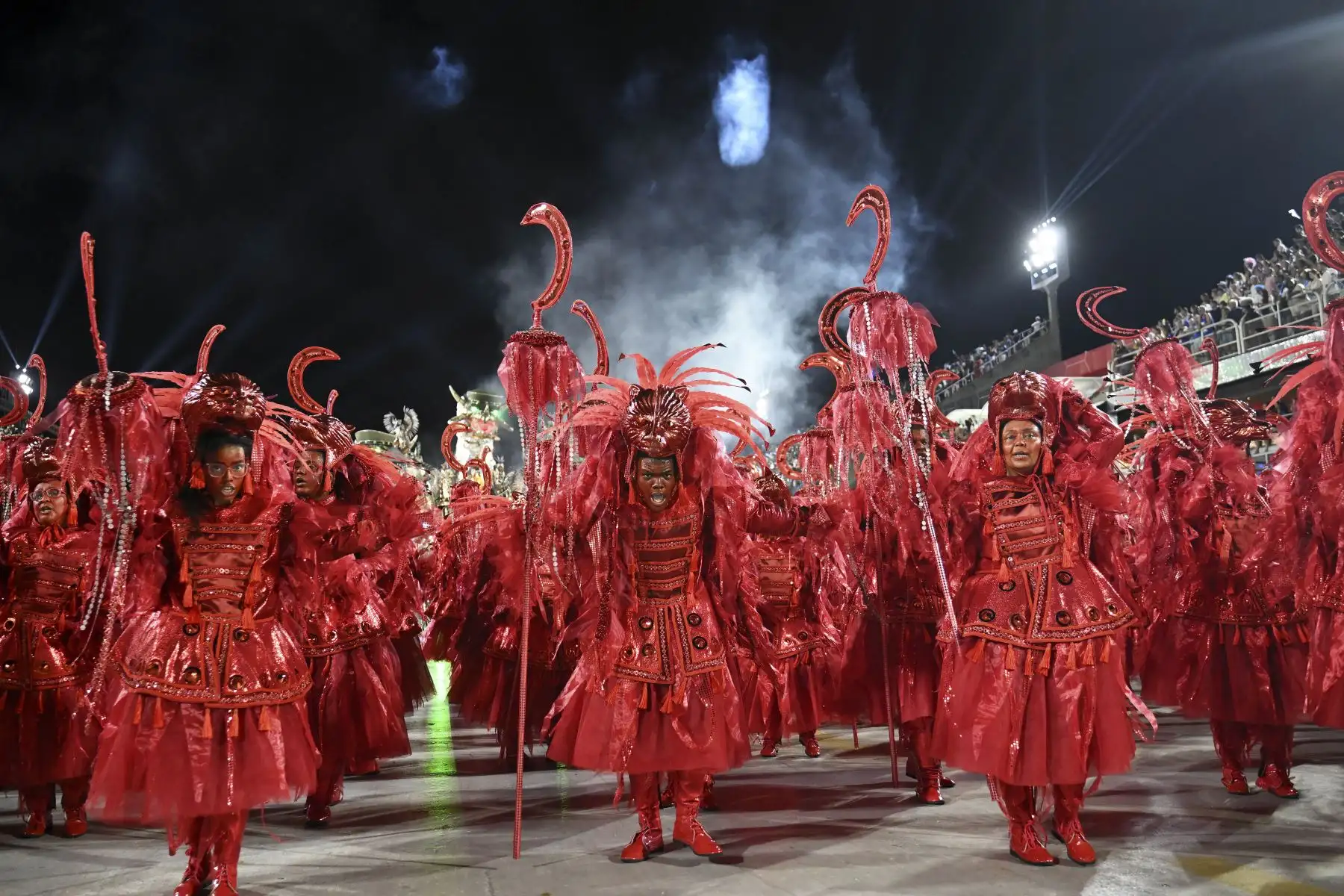 Los miembros de la escuela de samba Beija Flor actúan durante la segunda noche del desfile del Carnaval de Río en el Sambódromo Marqués de Sapucai en Río de Janeiro, Brasil.
Foto: AFP