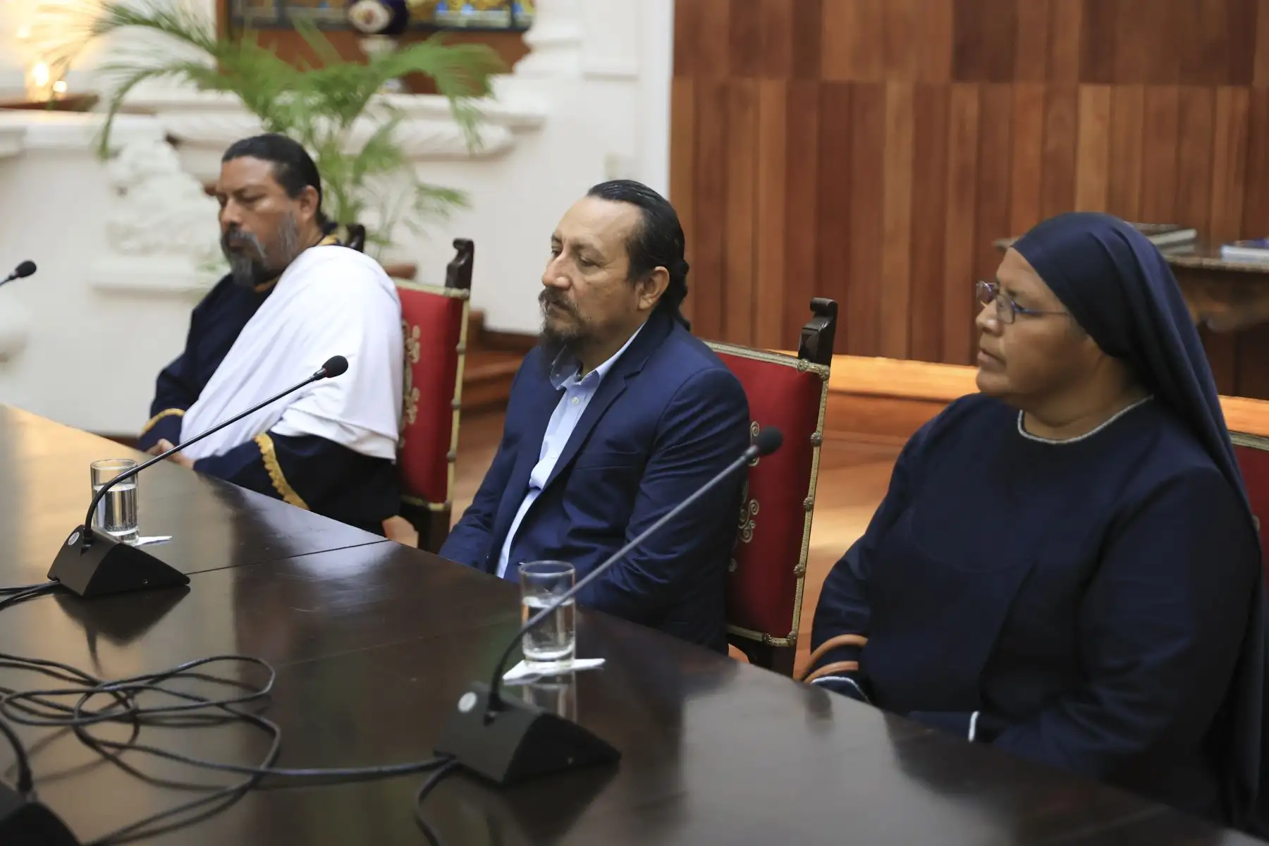 Continuando con la ronda de diálogo con las organizaciones políticas, la presidenta de la República, Dina Boluarte Zegarra, sostuvo esta tarde una reunión de trabajo con el representantes del partido político Frente Popular Agrícola del Perú (Frepap).

Foto:ANDINA/Presidencia Perú