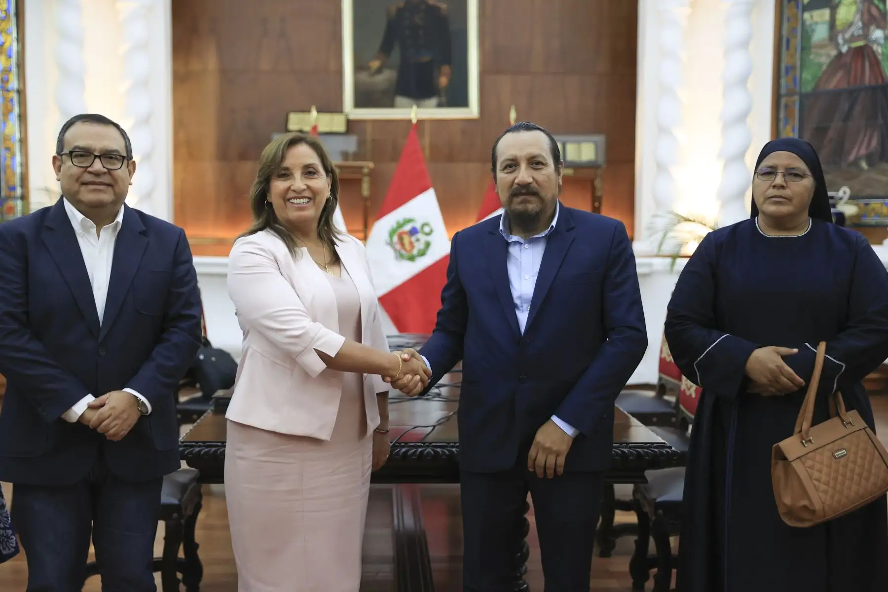 Continuando con la ronda de diálogo con las organizaciones políticas, la presidenta de la República, Dina Boluarte Zegarra, sostuvo esta tarde una reunión de trabajo con el representantes del partido político Frente Popular Agrícola del Perú (Frepap).

Foto:ANDINA/Presidencia Perú
