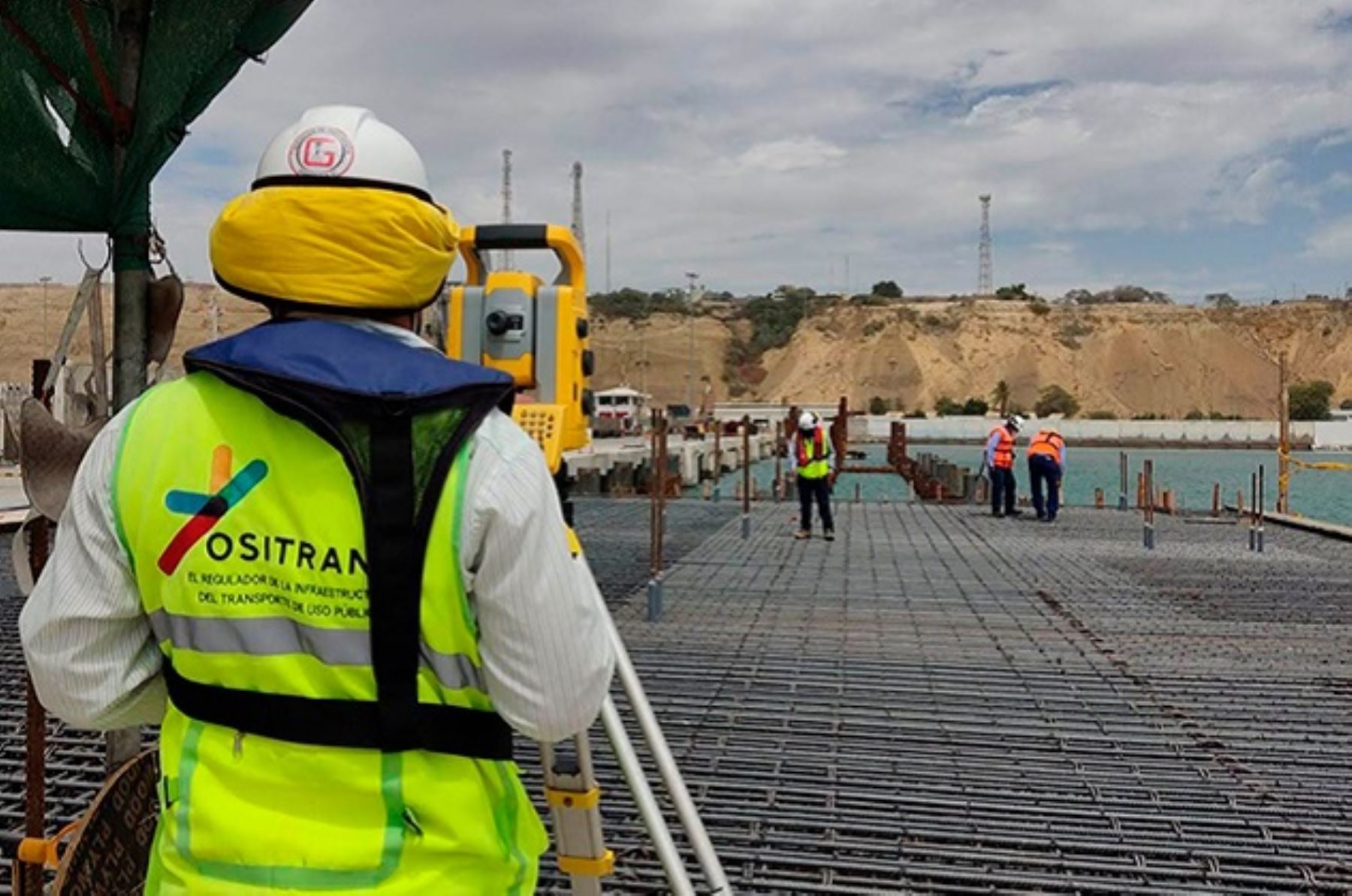 Personal de Ositran supervisa la ejecución de inversiones en el puerto de Paita. Foto: Cortesía.