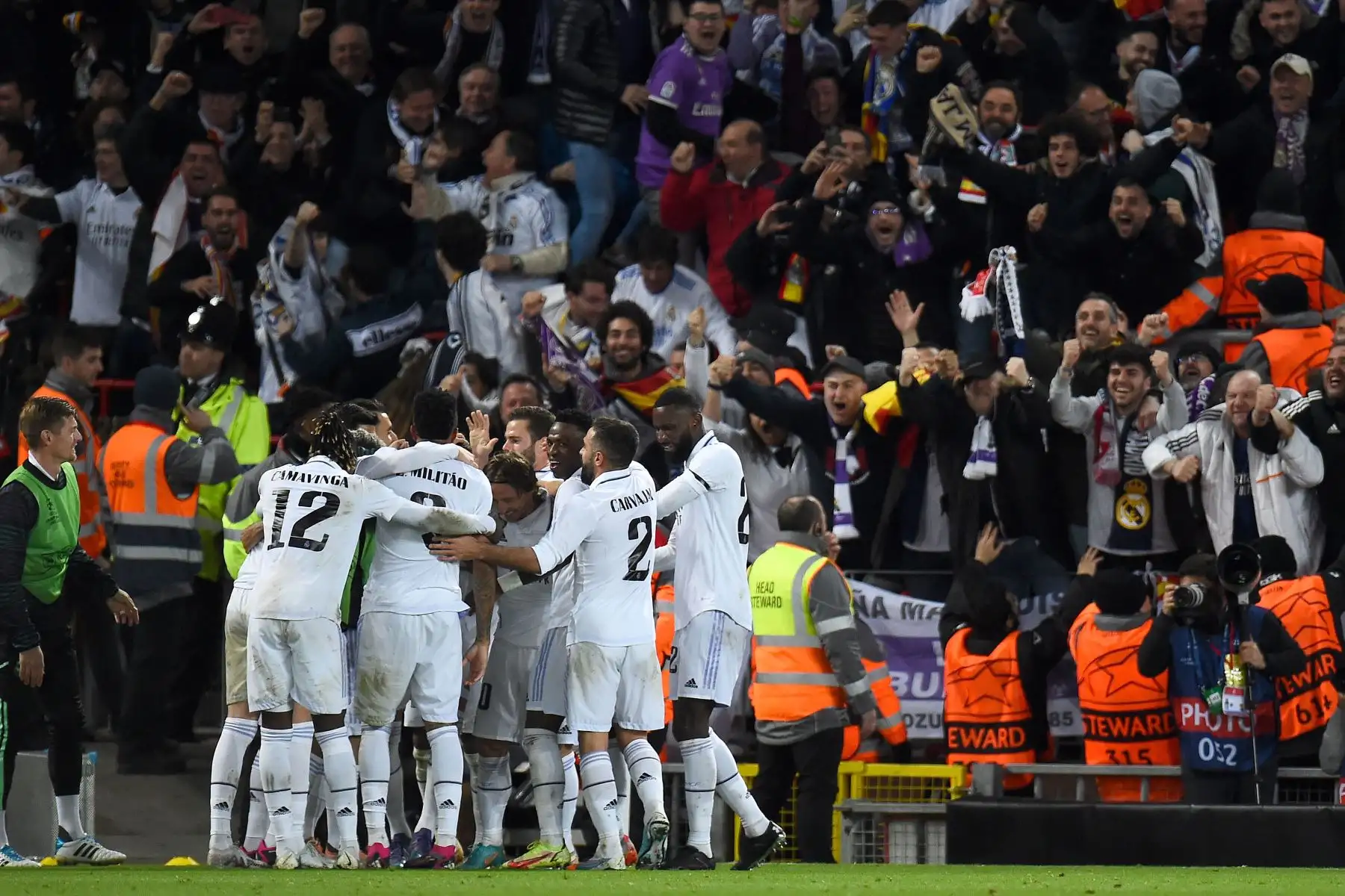Los jugadores del Real Madrid celebran tras marcar su 5º gol durante la ida de los octavos de final de la UEFA Champions League entre el Liverpool FC y el Real Madrid en Liverpool, Gran Bretaña.
Foto: EFE