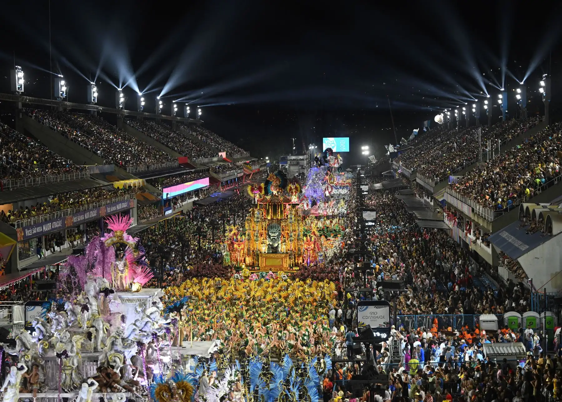 Una carroza de la escuela de samba Vila Isabel durante la segunda noche del desfile del Carnaval de Río en el Sambódromo Marqués de Sapucai en Río de Janeiro, Brasil.
Foto: AFP
