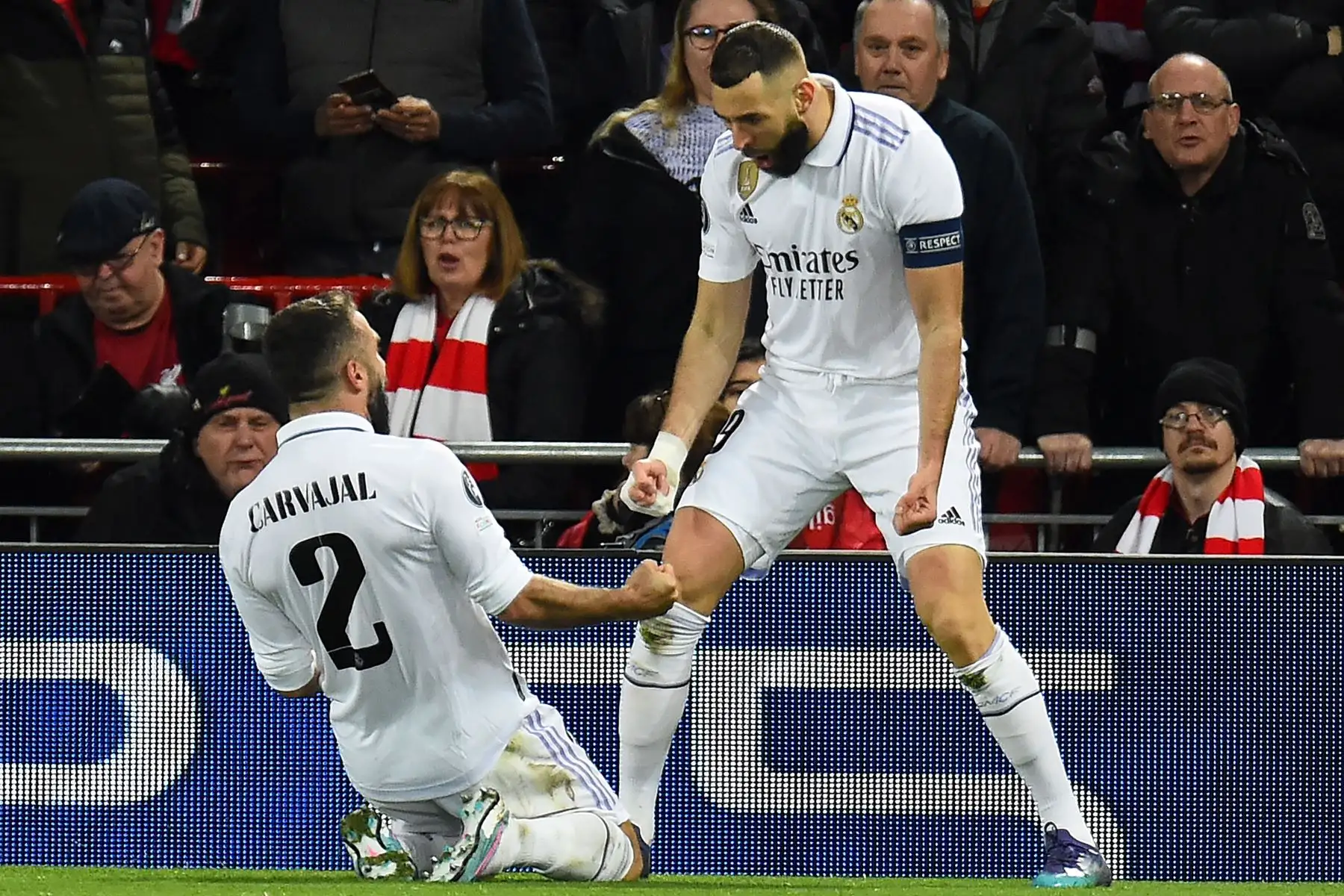 Karim Benzema del Real Madrid celebra con su compañero de equipo Dani Carvajal después de marcar el cuarto gol de su equipo durante la Liga de Campeones de la UEFA, Ronda de 16, 1er partido entre el Liverpool FC y el Real Madrid en Liverpool, Gran Bretaña.
Foto: EFE