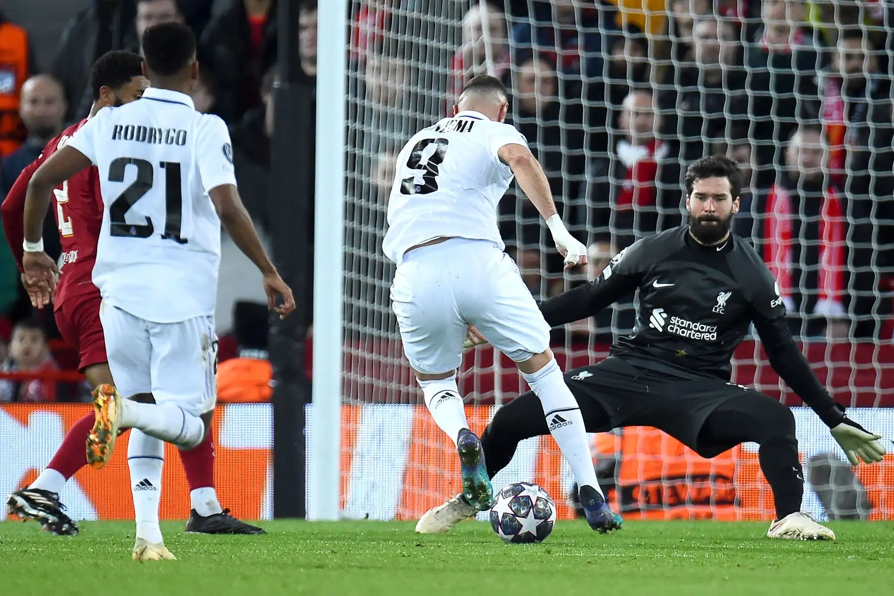 Karim Benzema del Real Madrid supera al portero del Liverpool Alisson Becker en su camino para marcar el quinto gol de su equipo durante la Liga de Campeones de la UEFA, octavos de final, partido de ida entre el Liverpool FC y el Real Madrid en Liverpool, Gran Bretaña.
Foto: EFE