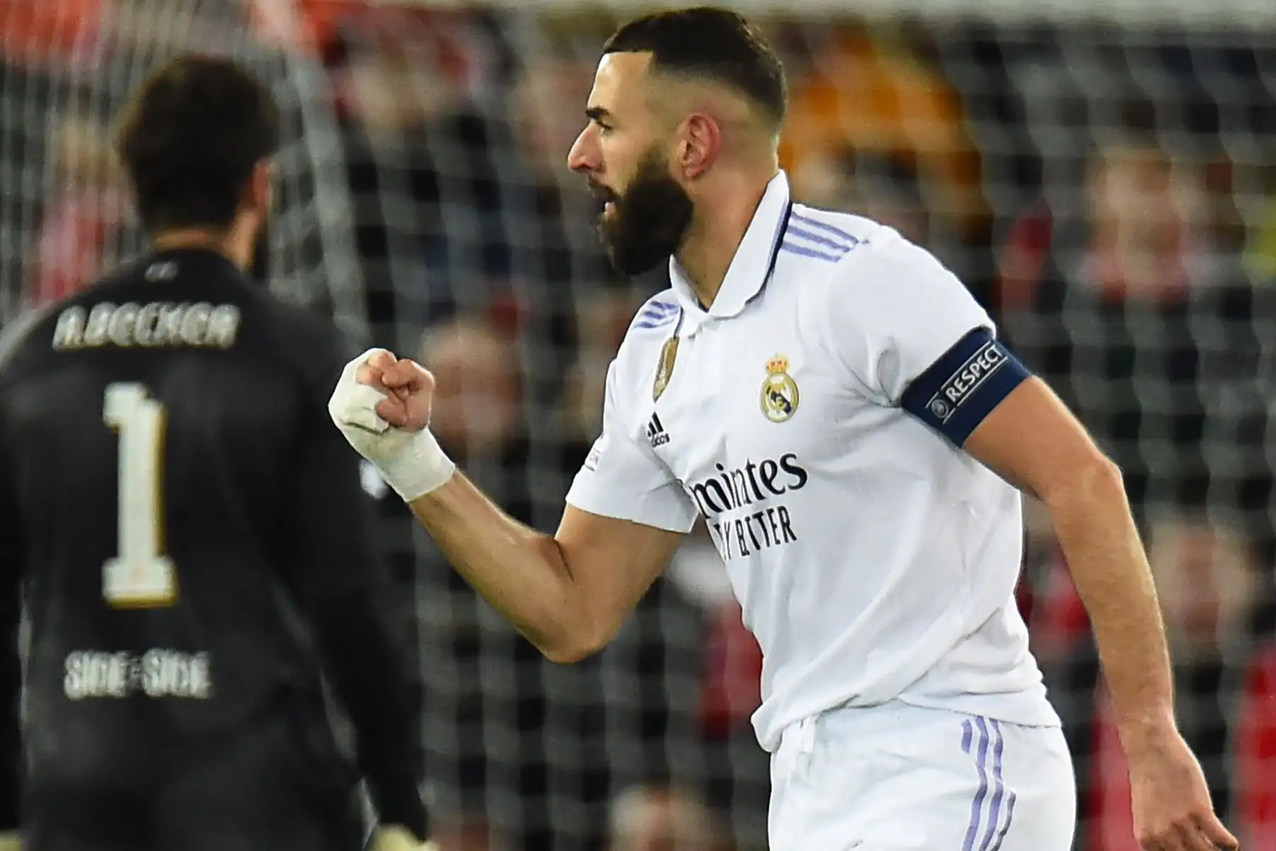 Karim Benzema del Real Madrid celebra tras anotar el cuarto gol de su equipo durante la Liga de Campeones de la UEFA, octavos de final, partido de ida entre el Liverpool FC y el Real Madrid en Liverpool, Gran Bretaña.
Foto: EFE
