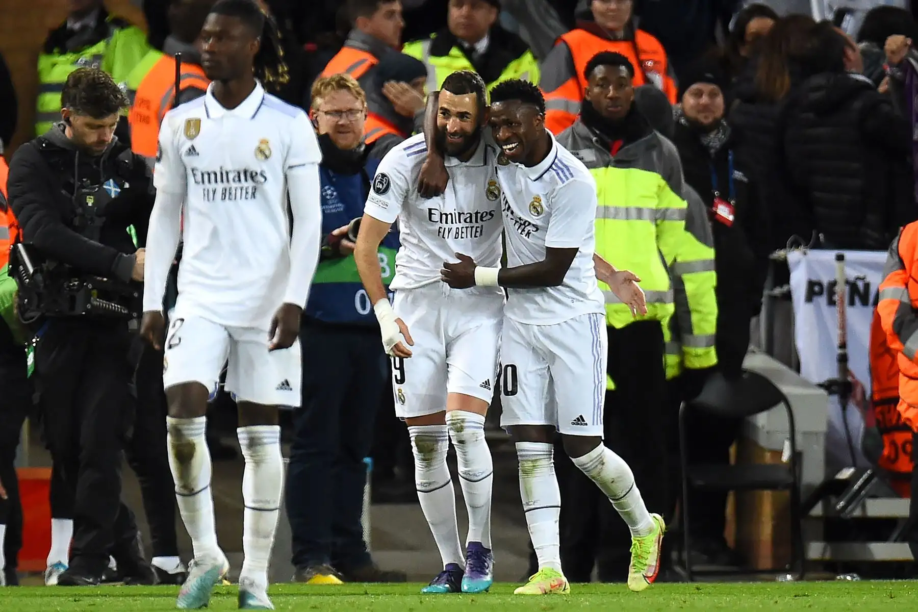 Los jugadores del Real Madrid celebran tras anotar su tercer gol durante la ida de los octavos de final de la UEFA Champions League entre el Liverpool FC y el Real Madrid en Liverpool, Gran Bretaña.
Foto: EFE