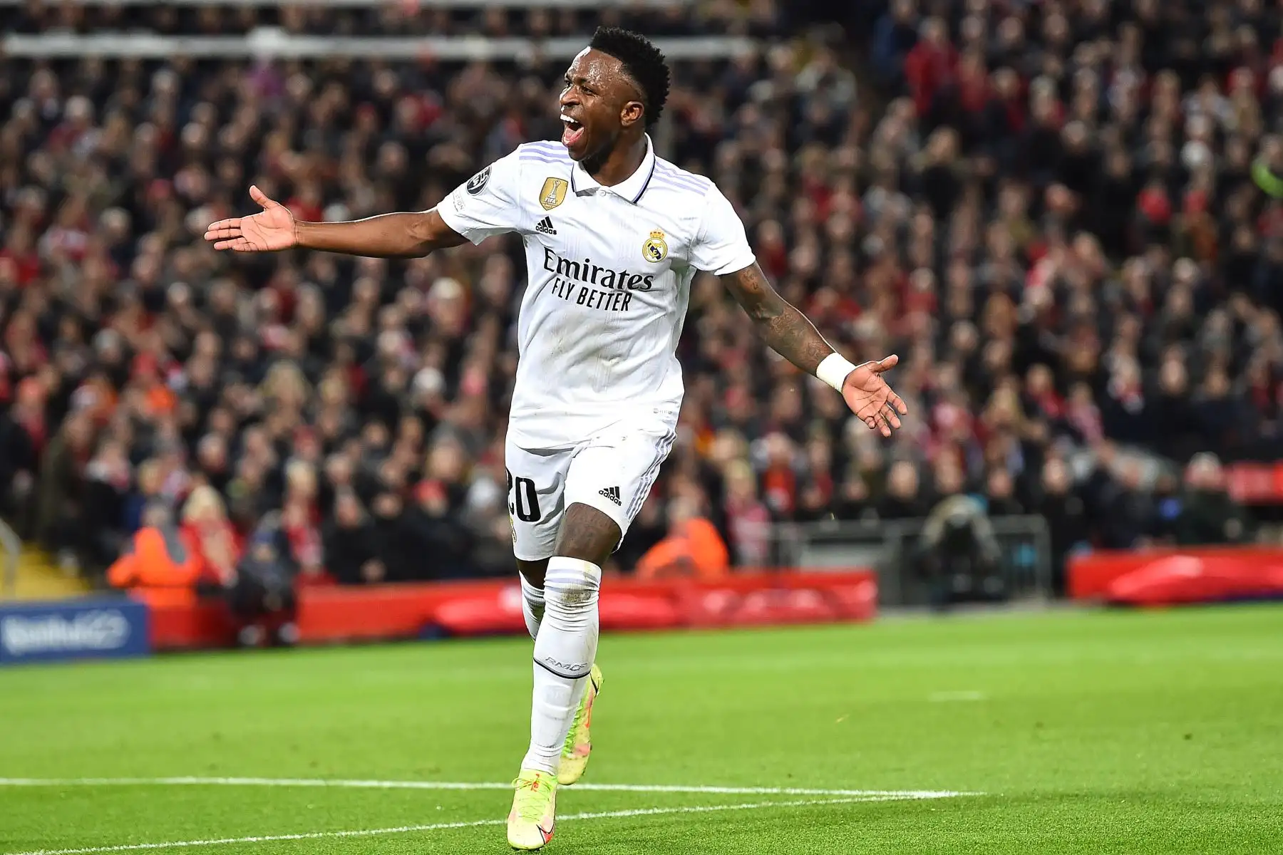 Vinicius Junior del Real Madrid celebra tras anotar su segundo gol durante la ida de los octavos de final de la UEFA Champions League entre el Liverpool FC y el Real Madrid en Liverpool, Gran Bretaña.
Foto: EFE