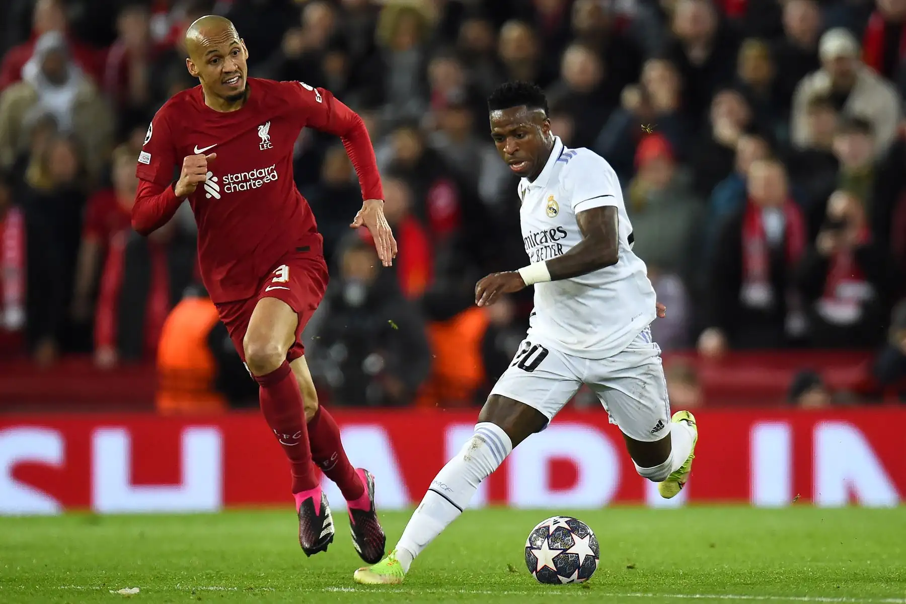 Fabinho de Liverpool en acción contra Vinicius Junior del Real Madrid durante la Liga de Campeones de la UEFA, octavos de final, partido de ida entre Liverpool FC y Real Madrid en Liverpool, Gran Bretaña.
Foto: EFE