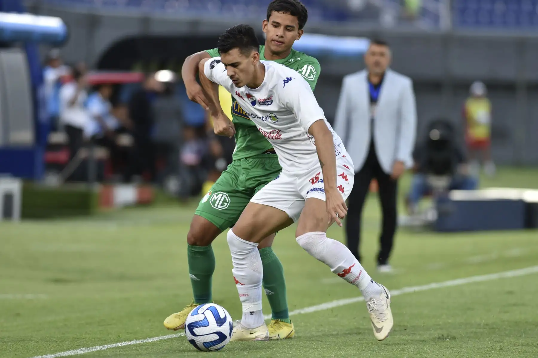 El delantero de Sporting Cristal Juan Carlos González y el delantero de Nacional Francisco Morel luchan por el balón durante el partido de ida de la segunda ronda de la Copa Libertadores entre Nacional de Paraguay y Sporting Cristal de Perú, en el estadio Defensores del Chaco en Asunción.
Foto:AFP