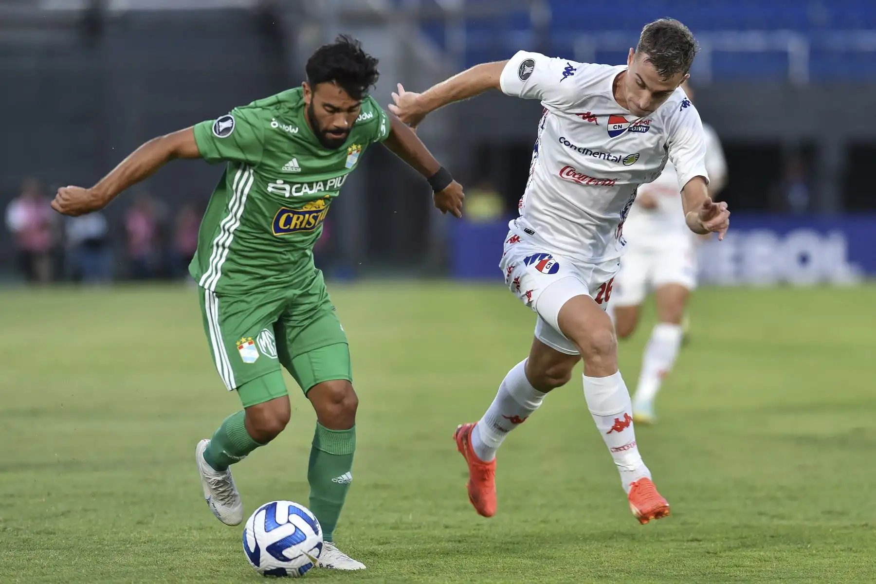 El mediocampista uruguayo de Sporting Cristal, Leandro Sosa es desafiado por el mediocampista argentino de Nacional, Juan Alfaro, durante el partido de ida de la segunda ronda de la Copa Libertadores entre Nacional de Paraguay y Sporting Cristal de Perú, en el estadio Defensores del Chaco en Asunción.
Foto:AFP