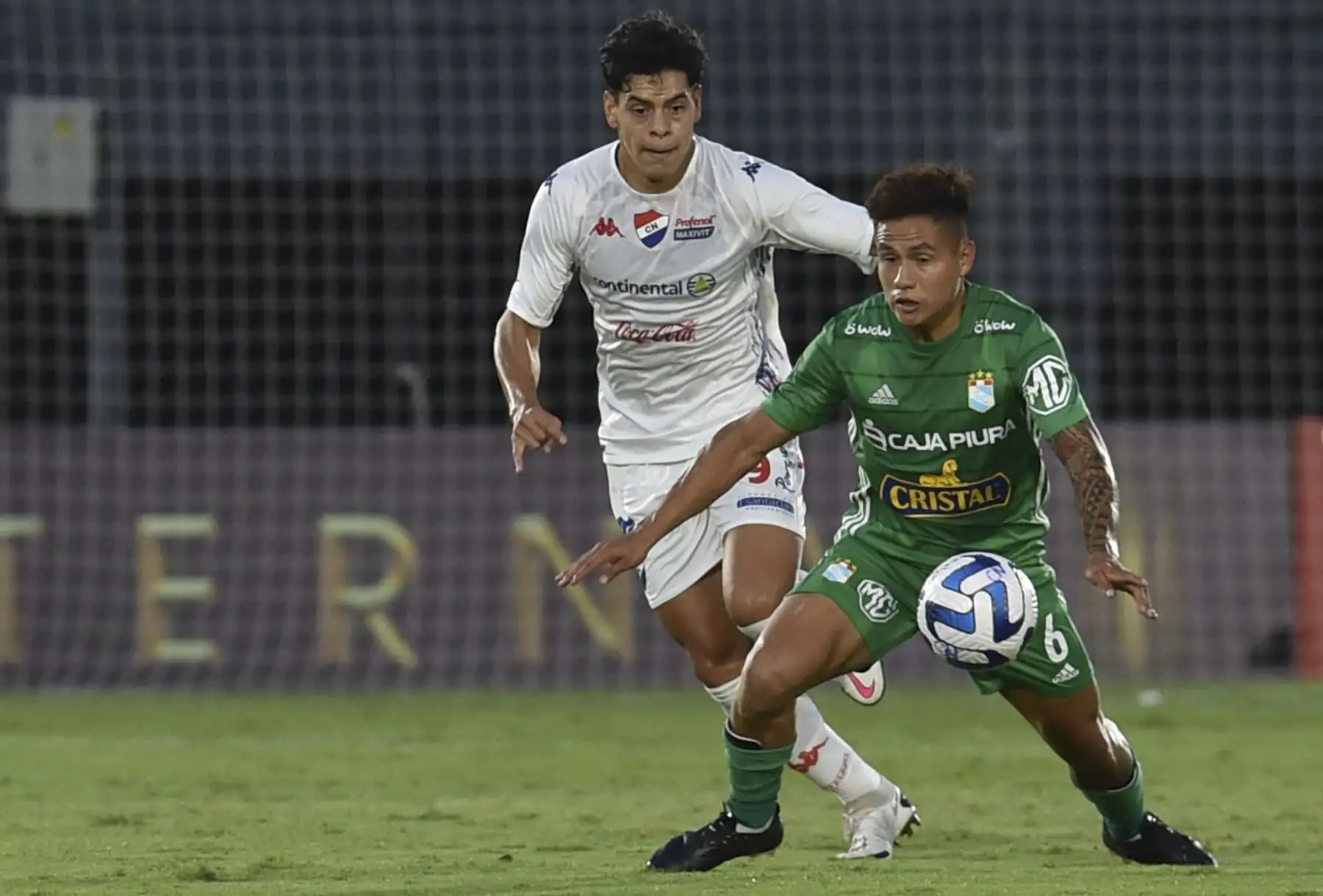 El mediocampista de Sporting Cristal, Jesús Pretell, protege el balón del delantero de Nacional, David Fleitas, durante el partido de ida de la segunda ronda de la Copa Libertadores entre Nacional de Paraguay y Sporting Cristal de Perú, en el estadio Defensores del Chaco en Asunción.
Foto:AFP