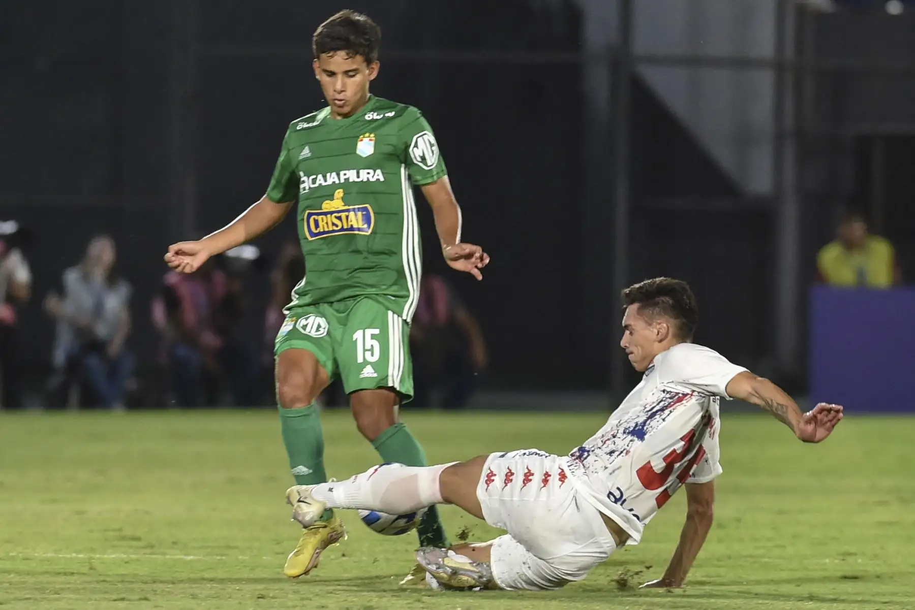 Carlos Lora de Sporting Cristal es desafiado por el defensor de Nacional Fernando Román durante el partido de ida de la segunda ronda de la Copa Libertadores entre Nacional de Paraguay y Sporting Cristal de Perú, en el estadio Defensores del Chaco en Asunción.
Foto:AFP