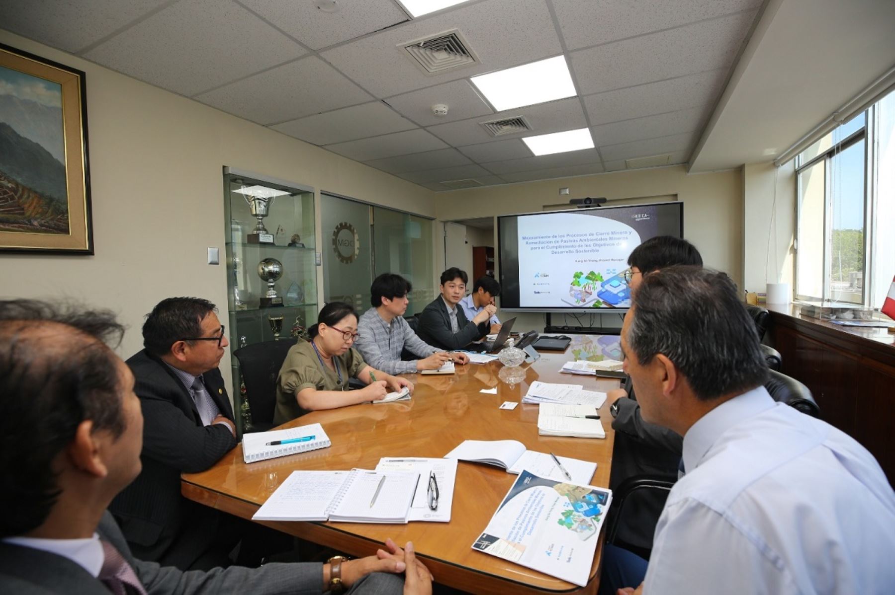 Expertos en remediación ambiental de Corea se reunieron con funcionarios del Minem, para apoyar en el fortalecimiento de capacidades técnicas. Foto: Cortesía.