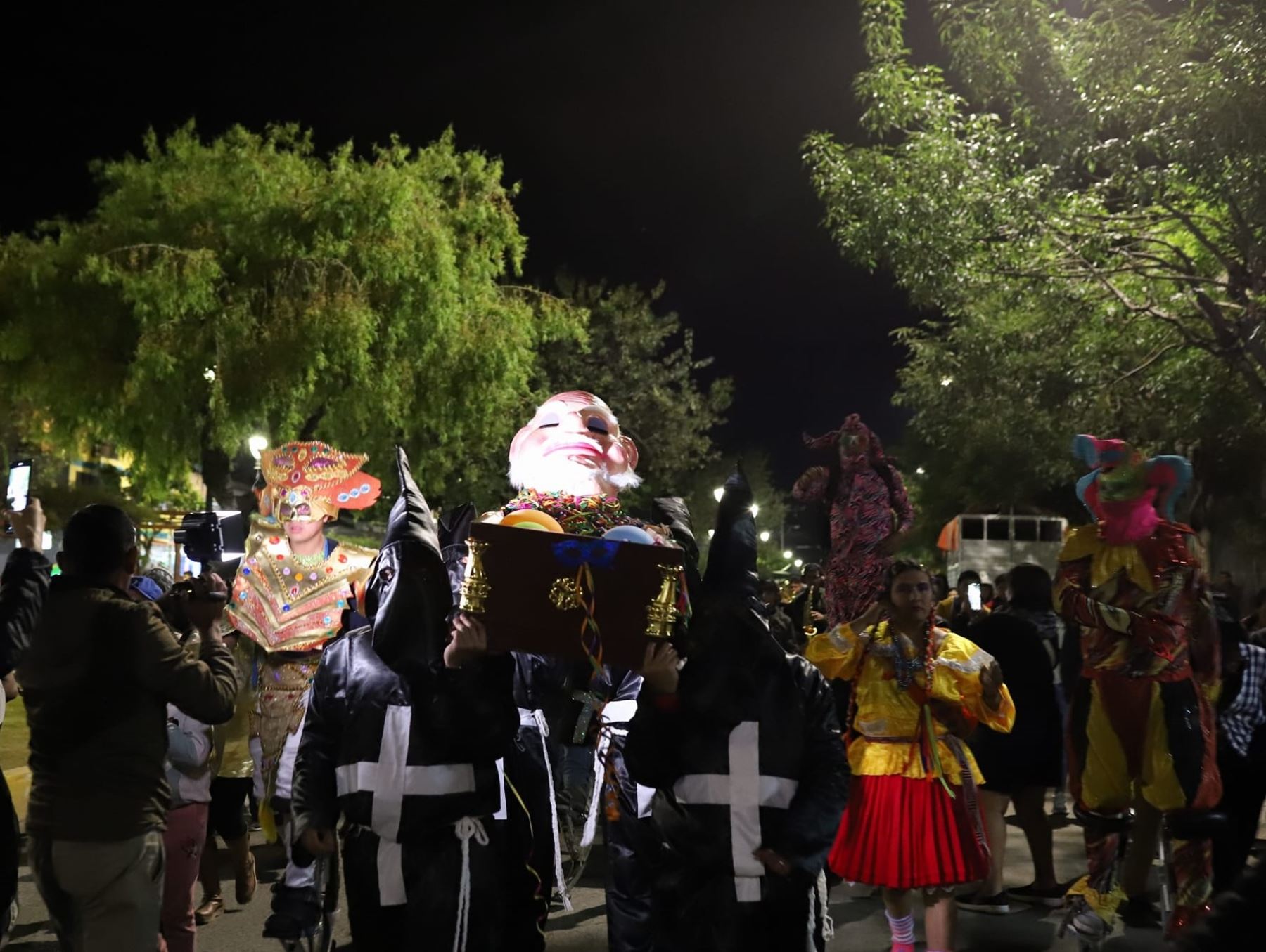 Pobladores y turistas se preparan para participar esta noche del velorio del Rey Momo, acto con el que empiezan las últimas actividades del carnaval de Cajamarca. Foto: ANDINA/difusión.