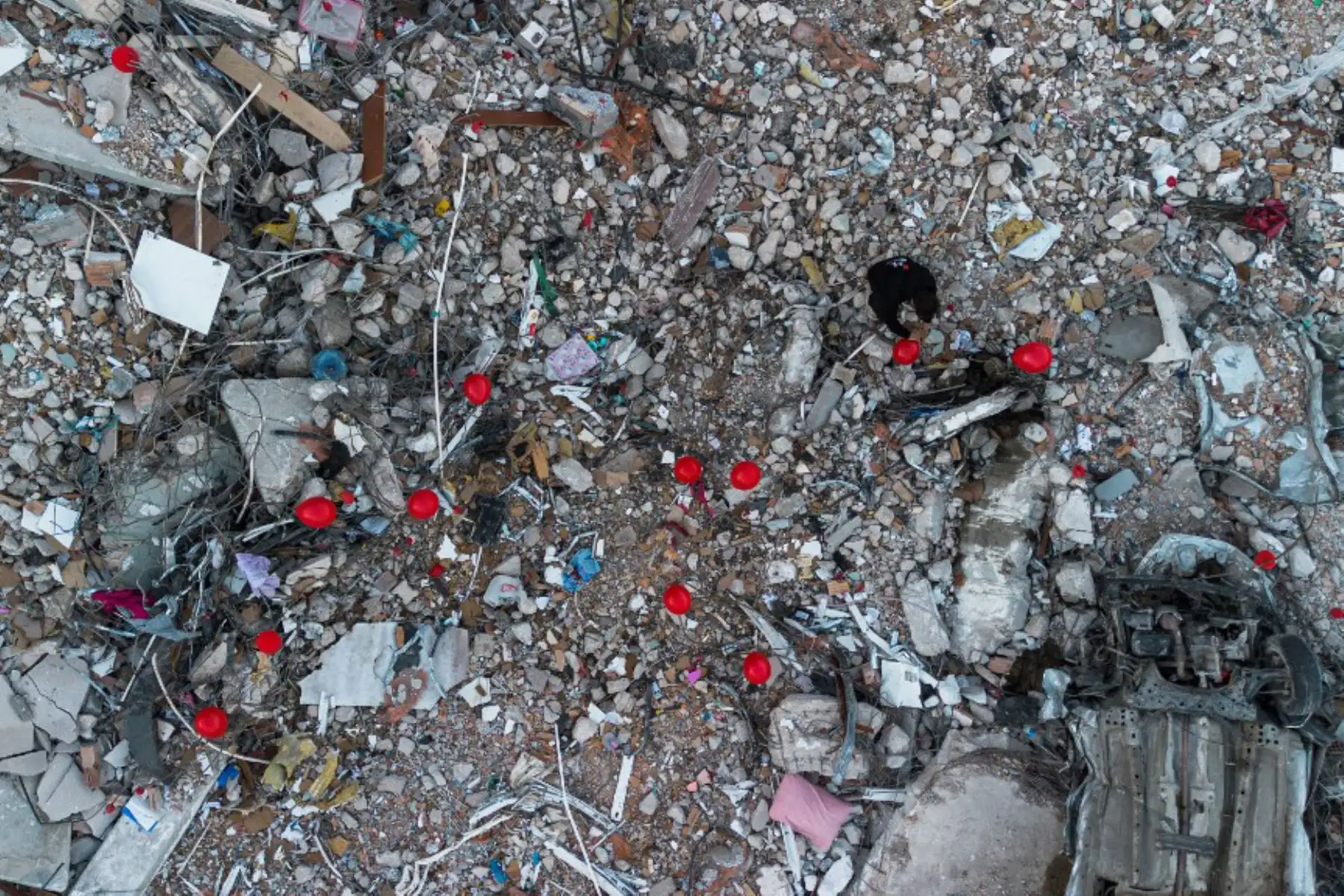 Globos colgando de los escombros de un edificio derrumbado en Antakya, al sur de Turquía, dos semanas después de que un terremoto de magnitud 7,8 azotara cerca de Gaziantep y causara la muerte de más de 44.000 personas. Foto: AFP
