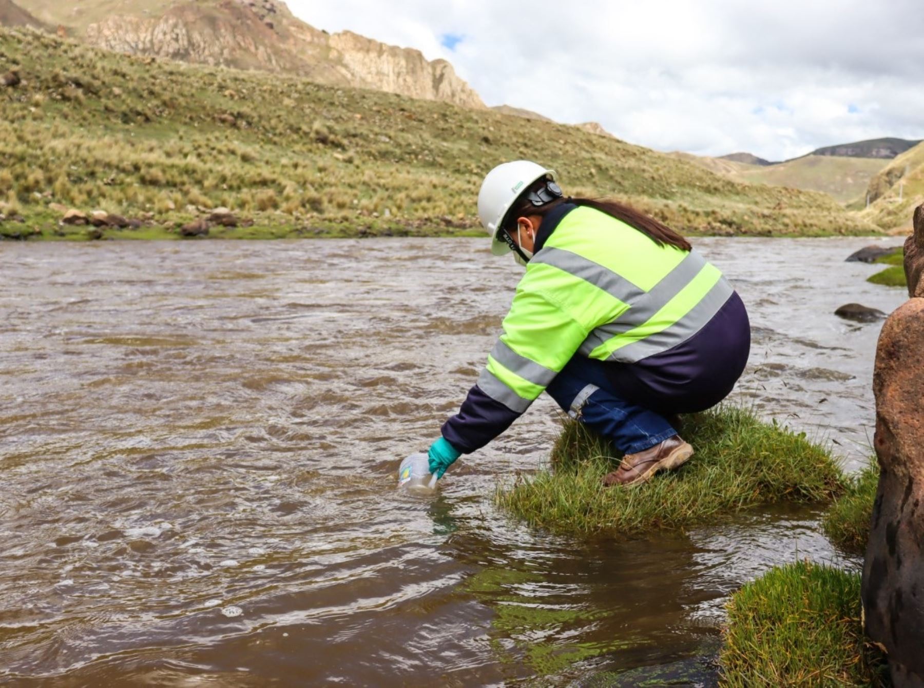 Especialistas de Amsac realizaron el monitoreo de calidad del agua del río Mantaro en el distrito de Paccha, región Junín.
