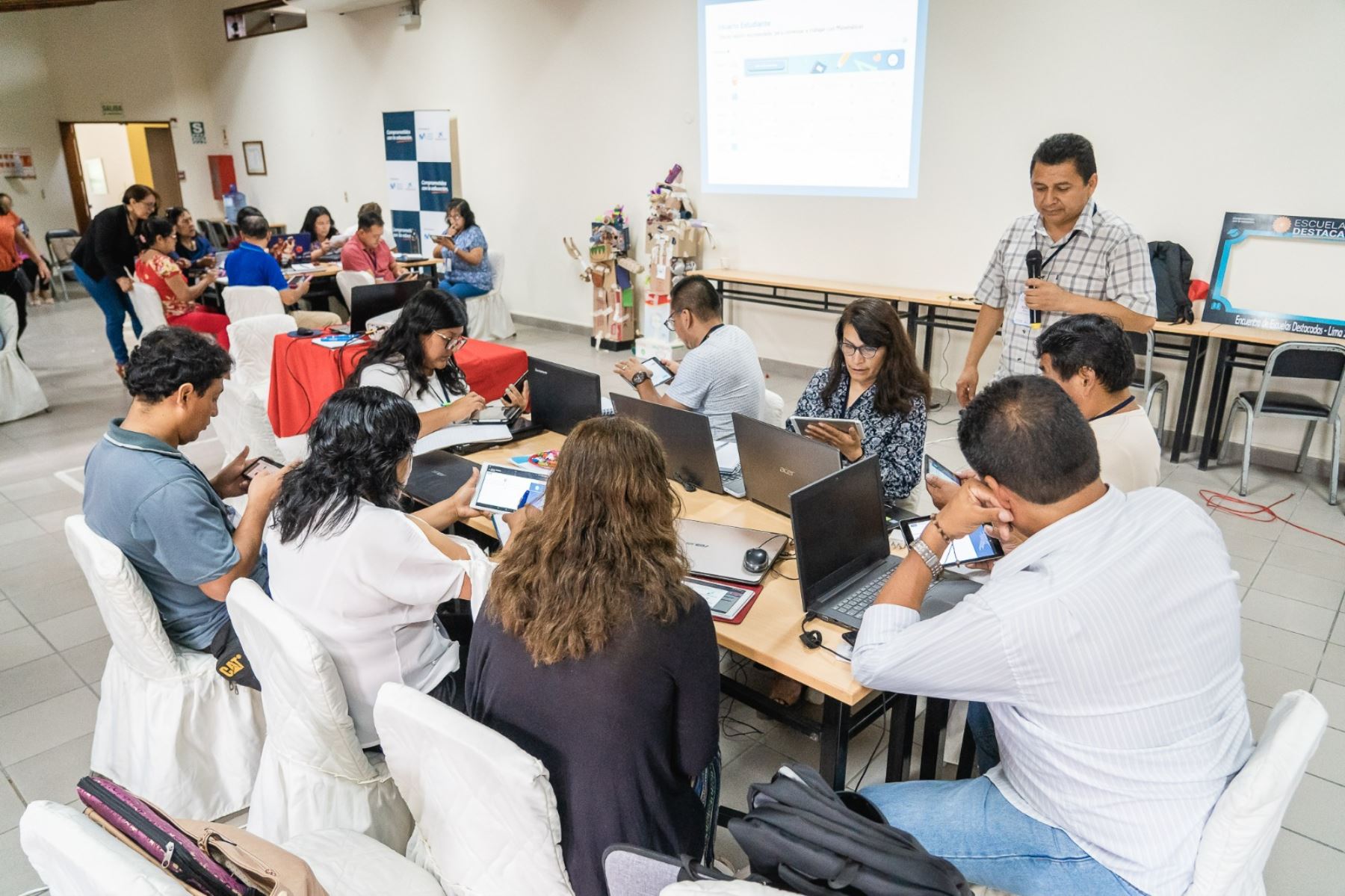 Más de 60 profesores de 15 regiones del país fortalecieron sus competencias digitales en el “Encuentro Nacional de Docentes Líderes” organizado por la Fundación Telefónica Movistar. Foto: ANDINA/Difusión
