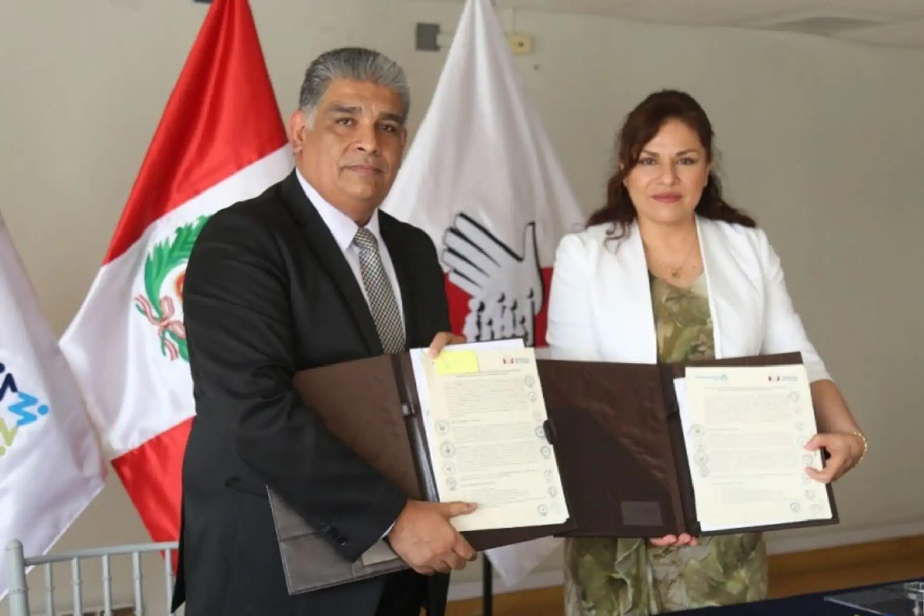 Superintendente, Armando García Chunga, y la defensora del Pueblo, Eliana Revollar Añaños. Foto: ANDINA/Difusión