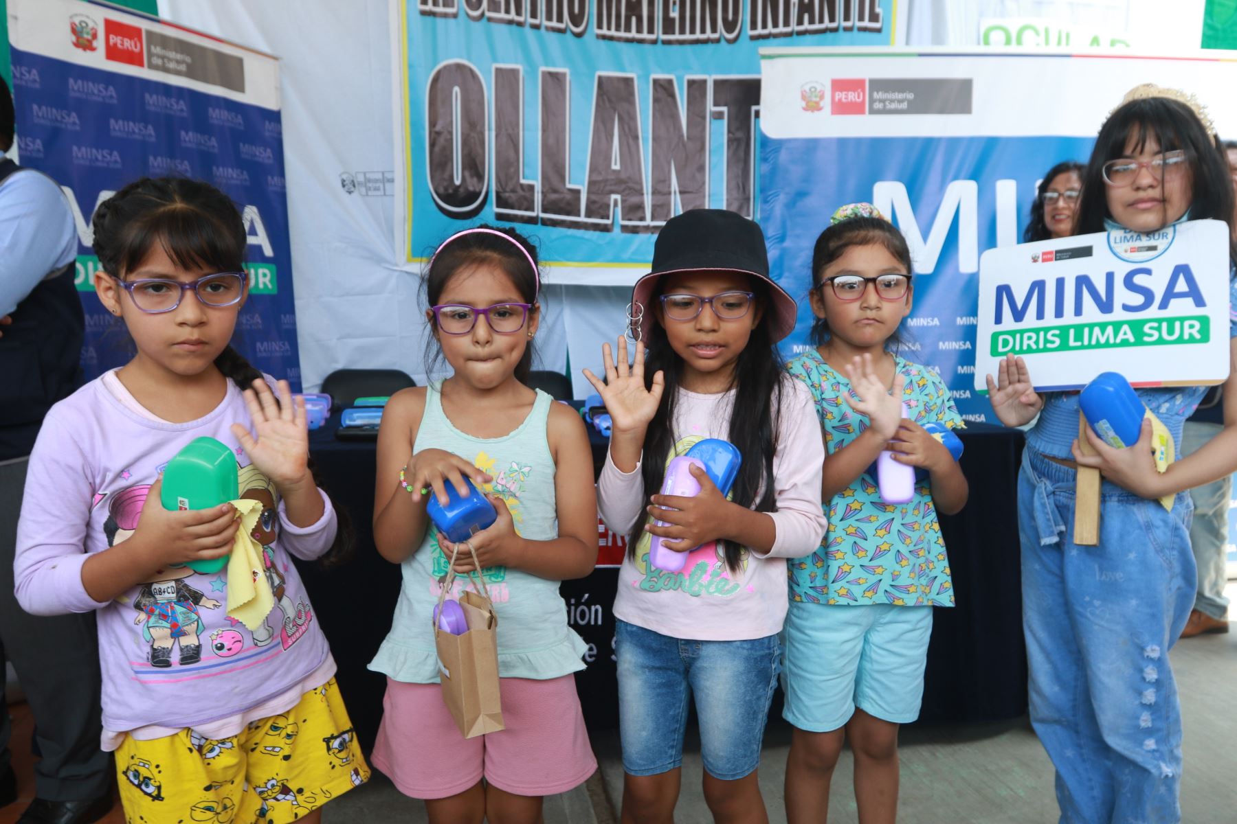 Minsa hace entrega de lentes correctores a niños de San Juan de Miraflores.FOTO:ANDINA/Hector Vinces.