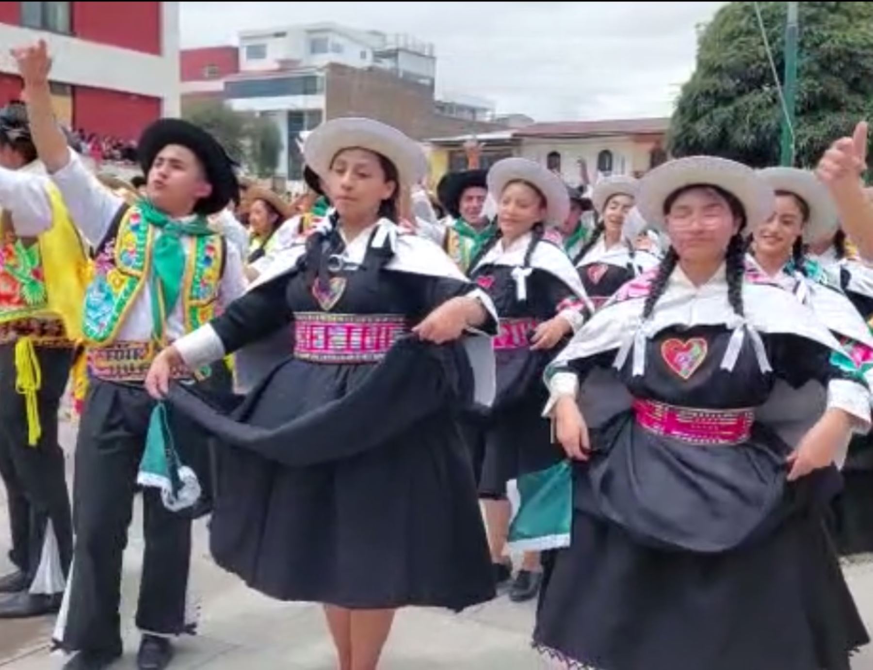 Más de 20 elencos de baile participaron en la celebración por el Día Nacional del Huaylarsh en la plaza Huamanmarca en la ciudad de Huancayo. Foto: Pedro Tinoco