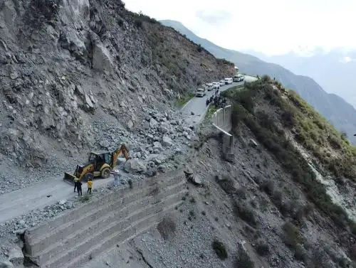 Impresionante derrumbe  bloqueó el tránsito en la carretera al distrito Sacsara, provincia de Páucar del Sara Sara, región Ayacucho, sorprende a conductores.  ANDINA/Difusión