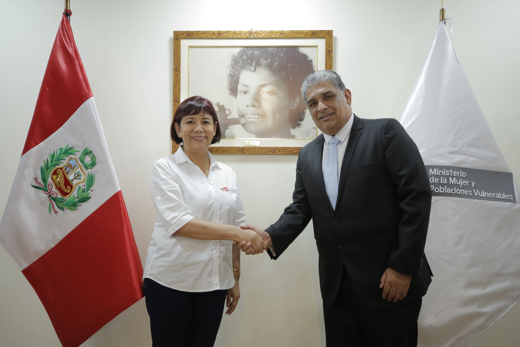 La ministra de la Mujer y Poblaciones Vulnerables, Nancy Tolentino Gamarra sostuvo una reunión ayer, con el superintendente de Migraciones, Armando García Chunga. ANDINA/Difusión
