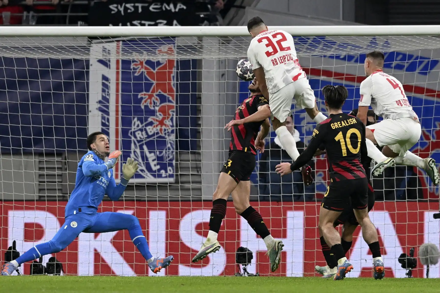 Josko Guardiol de Leipzig anota el gol del empate 1-1 contra el portero Ederson del Manchester City durante el partido de ida de los octavos de final de la Champions League.
Foto: EFE