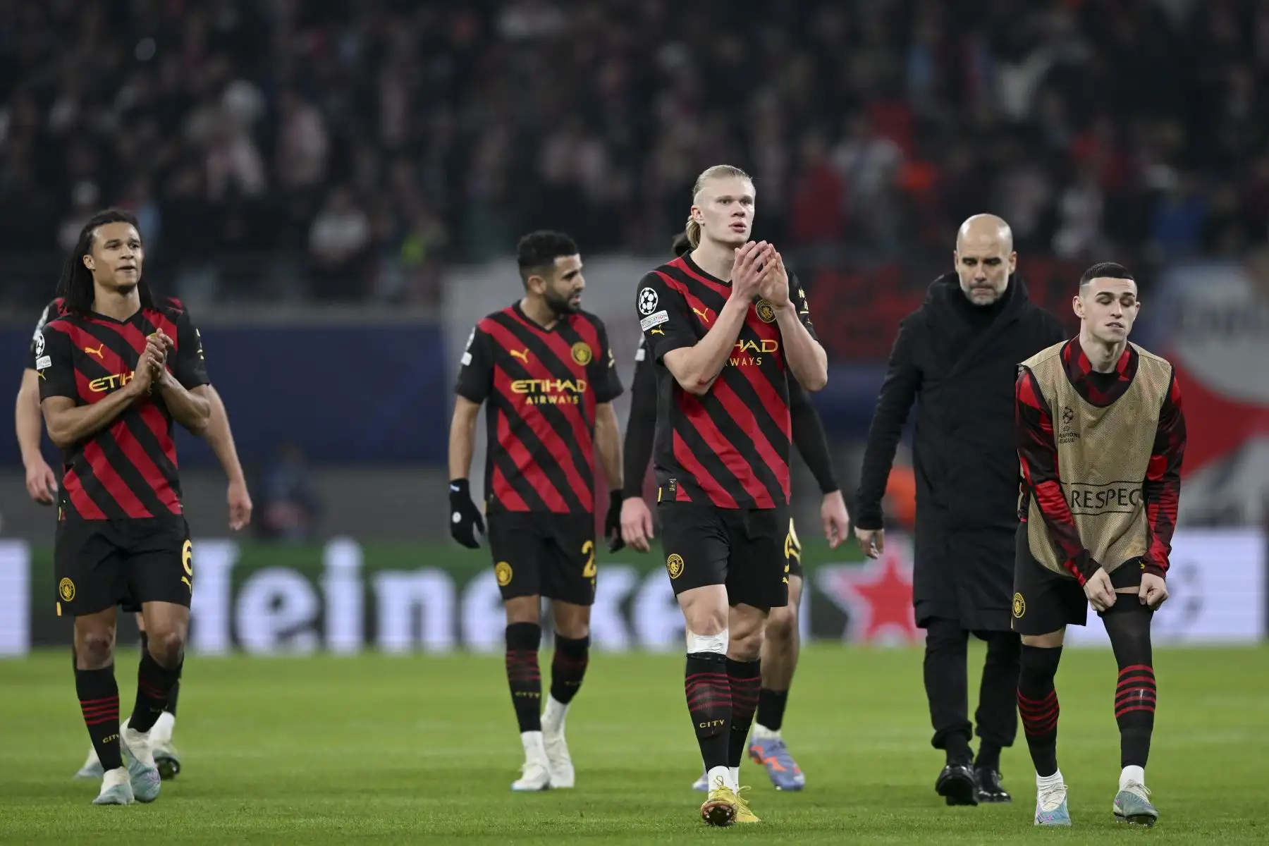 Erling Haaland (C) y sus compañeros del Manchester City saludan a los aficionados después de finalizado el partido de ida de los octavos de final de la Champions League.

Foto: EFE