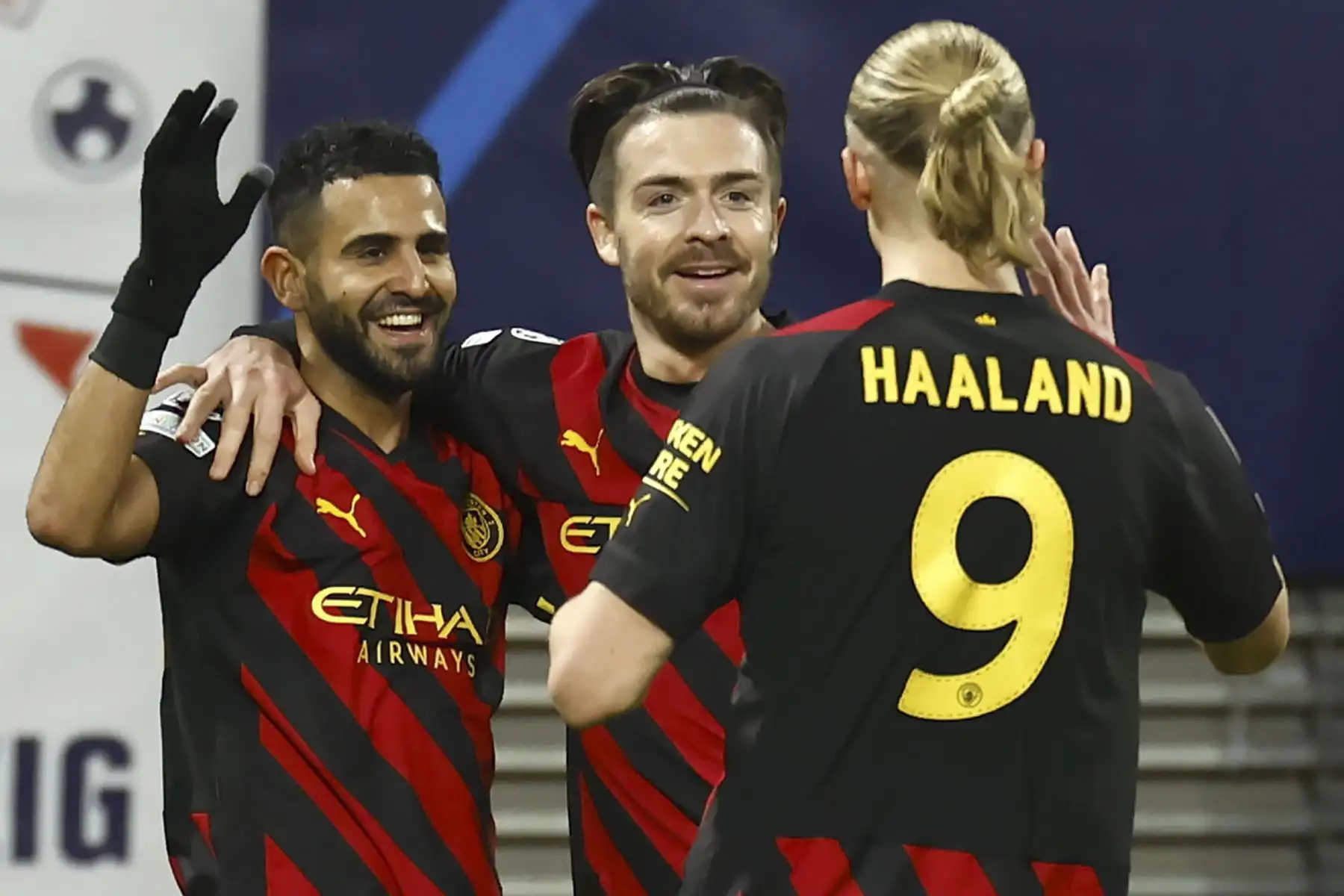 Riyad Mahrez del Manchester City celebra con sus compañeros Jack Grealish  y Erling Haaland después de marcar el gol de apertura durante el partido de ida de los octavos de final de la Champions League.
Foto: EFE