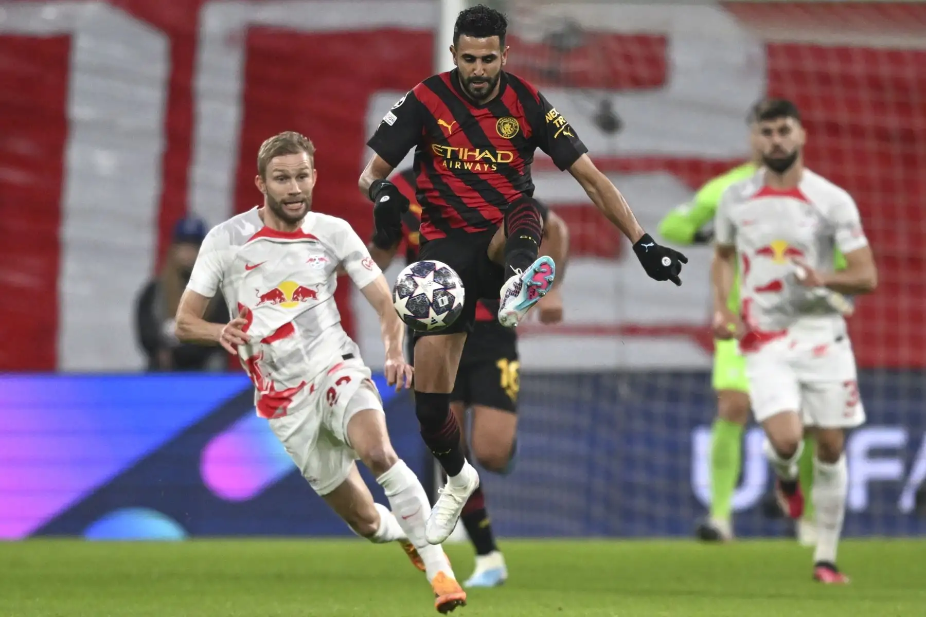 Riyad Mahrez de Manchester City en acción contra Konrad Laimer de Leipzig durante el partido de ida de los octavos de final de la Champions League.
Foto: EFE