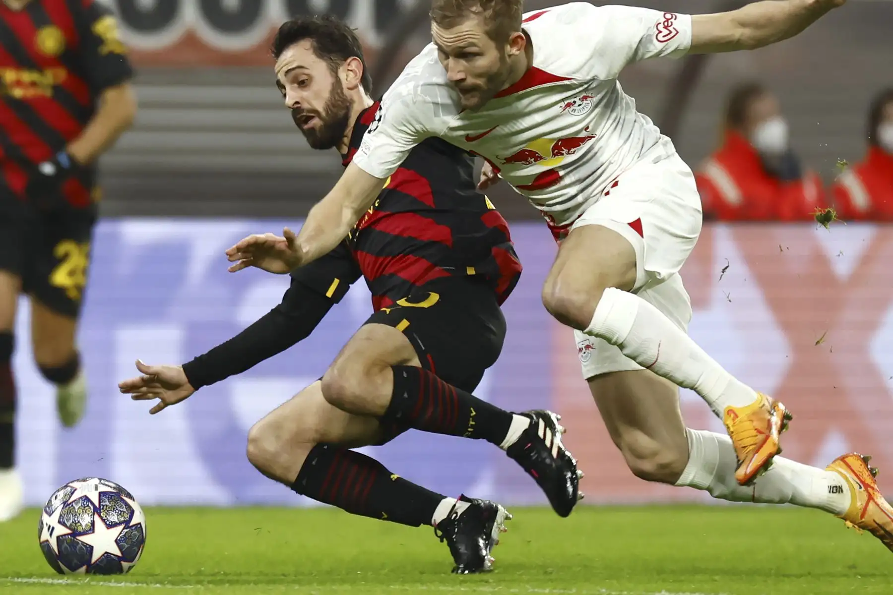 Konrad Laimer de Leipzig en acción contra Bernardo Silva de Manchester City durante el partido de ida de los octavos de final de la Champions League.
Foto: EFE