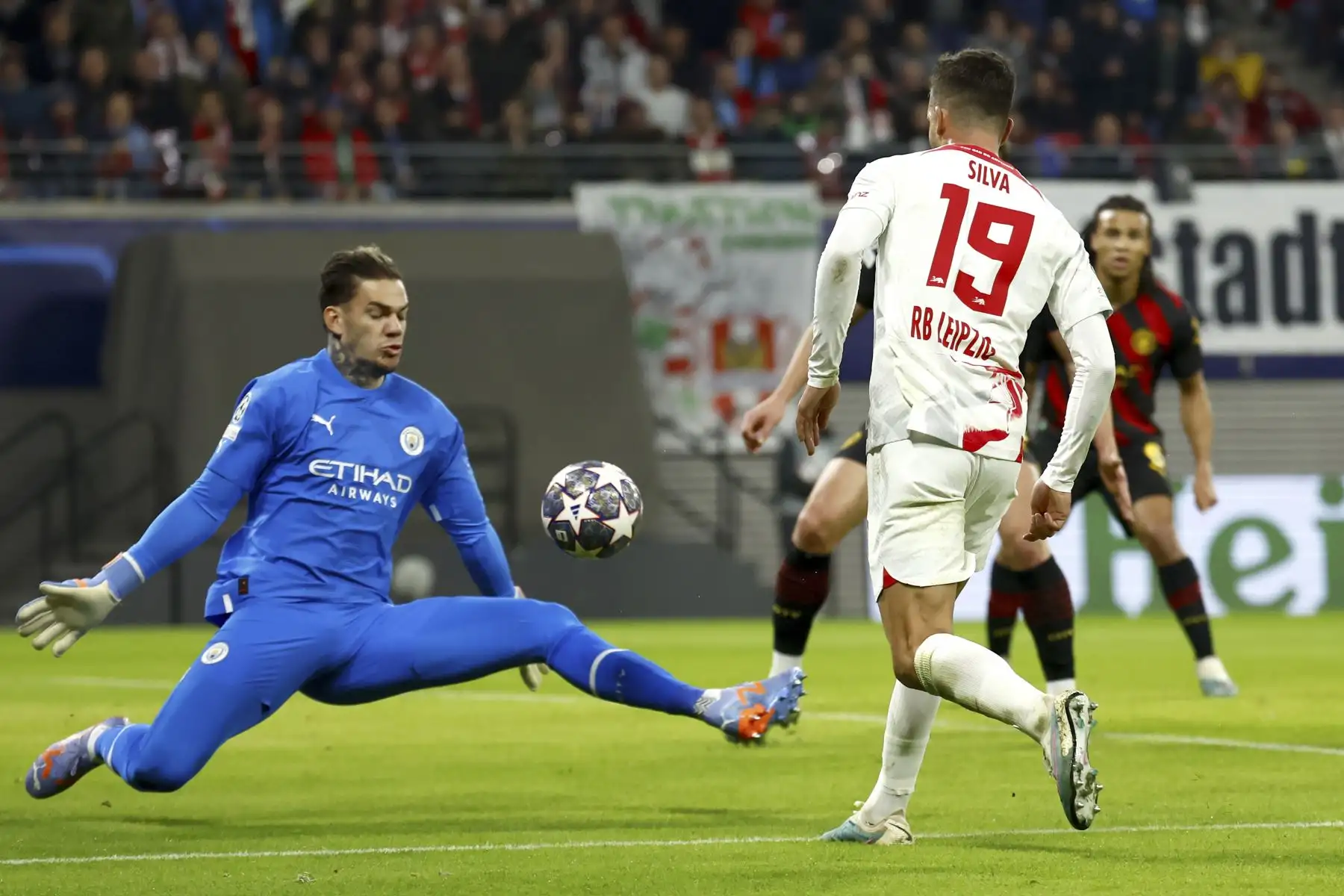 Andre Silva de Leipzig en acción contra el portero Ederson del Manchester City City durante el partido de ida de los octavos de final de la Champions League.
Foto: EFE