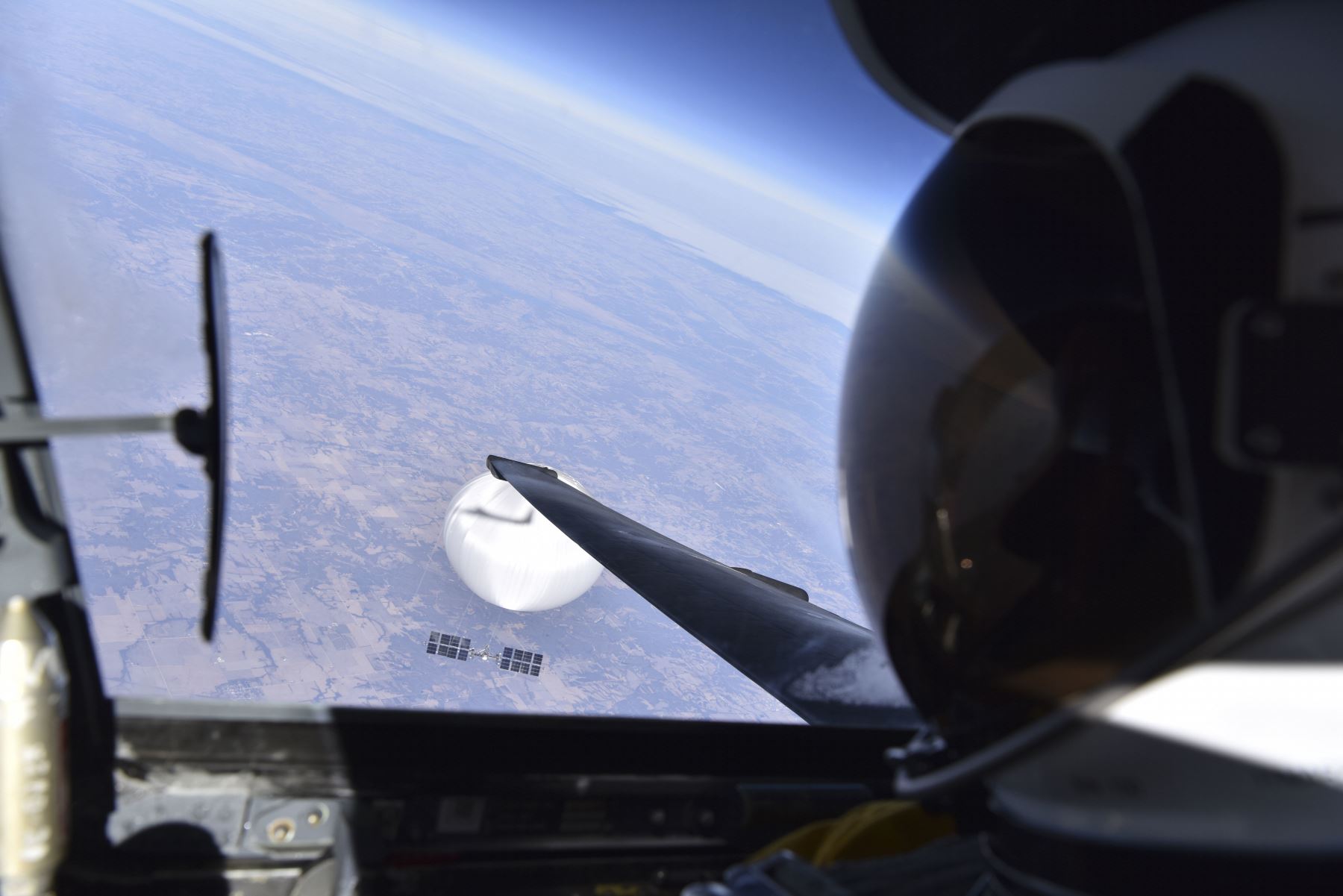 Fotografía cedida por el Departamento de Defensa de EE. UU., en la que aparece un piloto de la Fuerza Aérea mientras mira hacia abajo al presunto globo de vigilancia chino cuando sobrevolaba el 3 de febrero los Estados Unidos continentales centrales. Foto: EFE