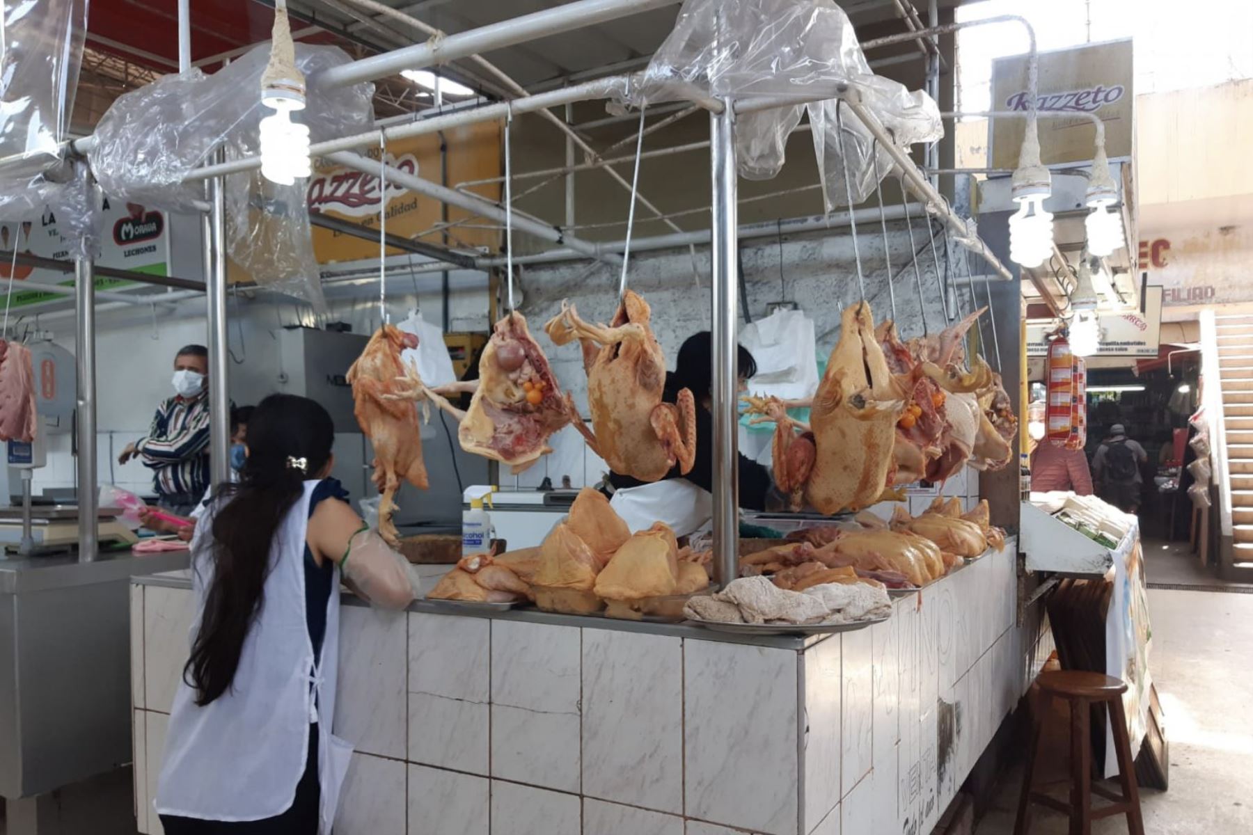 El precio del kilo de pollo cuesta casi 15.00 soles en algunos mercados de Trujillo. Foto: ANDINA/Difusión
