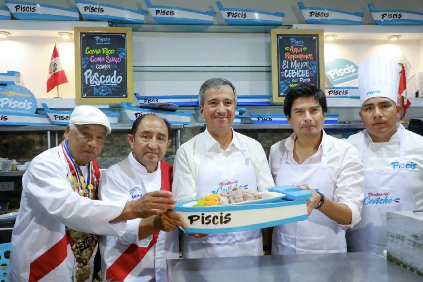 Con el objetivo de promover el consumo de pescado en la noche, el ministro de la Producción, Raúl Pérez Reyes, en compañía del viceministro de MYPE e Industria, Javier Dávila, participó en el evento Ruta del Ceviche de Noche, organizado por la ARMAP, en San Juan de Lurigancho.
Foto: ANDINA/Produce