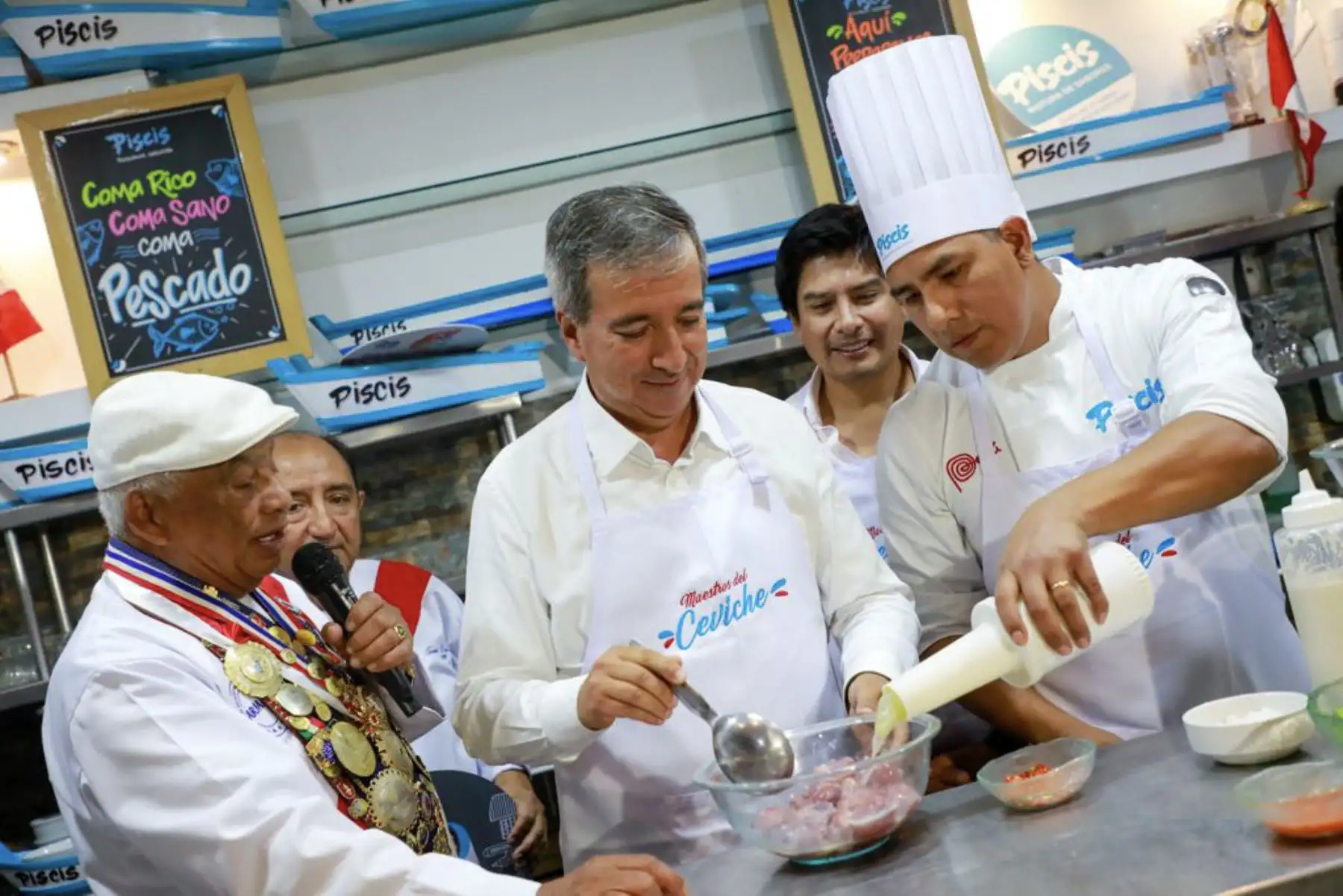 Con el objetivo de promover el consumo de pescado en la noche, el ministro de la Producción, Raúl Pérez Reyes, en compañía del viceministro de MYPE e Industria, Javier Dávila, participó en el evento Ruta del Ceviche de Noche, organizado por la ARMAP, en San Juan de Lurigancho.
Foto: ANDINA/Produce