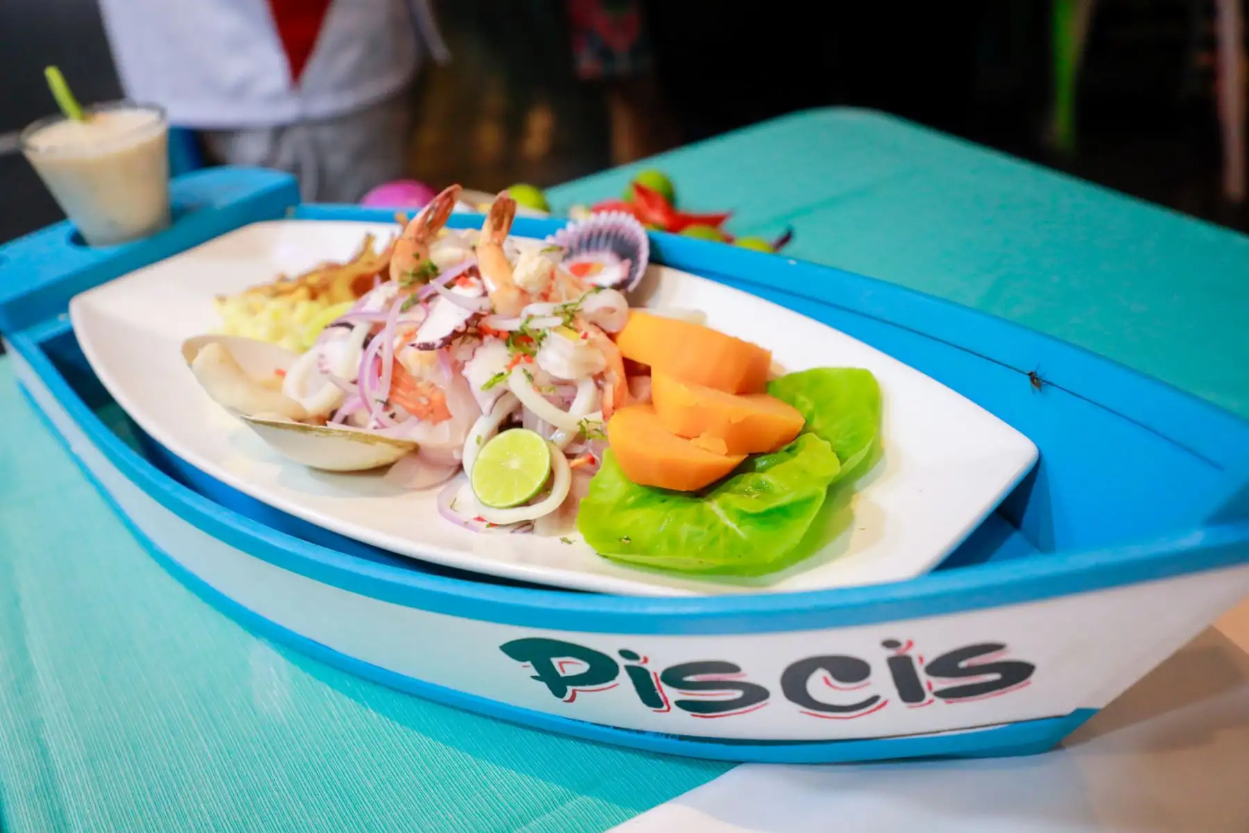 Con el objetivo de promover el consumo de pescado en la noche, el ministro de la Producción, Raúl Pérez Reyes, en compañía del viceministro de MYPE e Industria, Javier Dávila, participó en el evento Ruta del Ceviche de Noche, organizado por la ARMAP, en San Juan de Lurigancho.
Foto: ANDINA/Produce