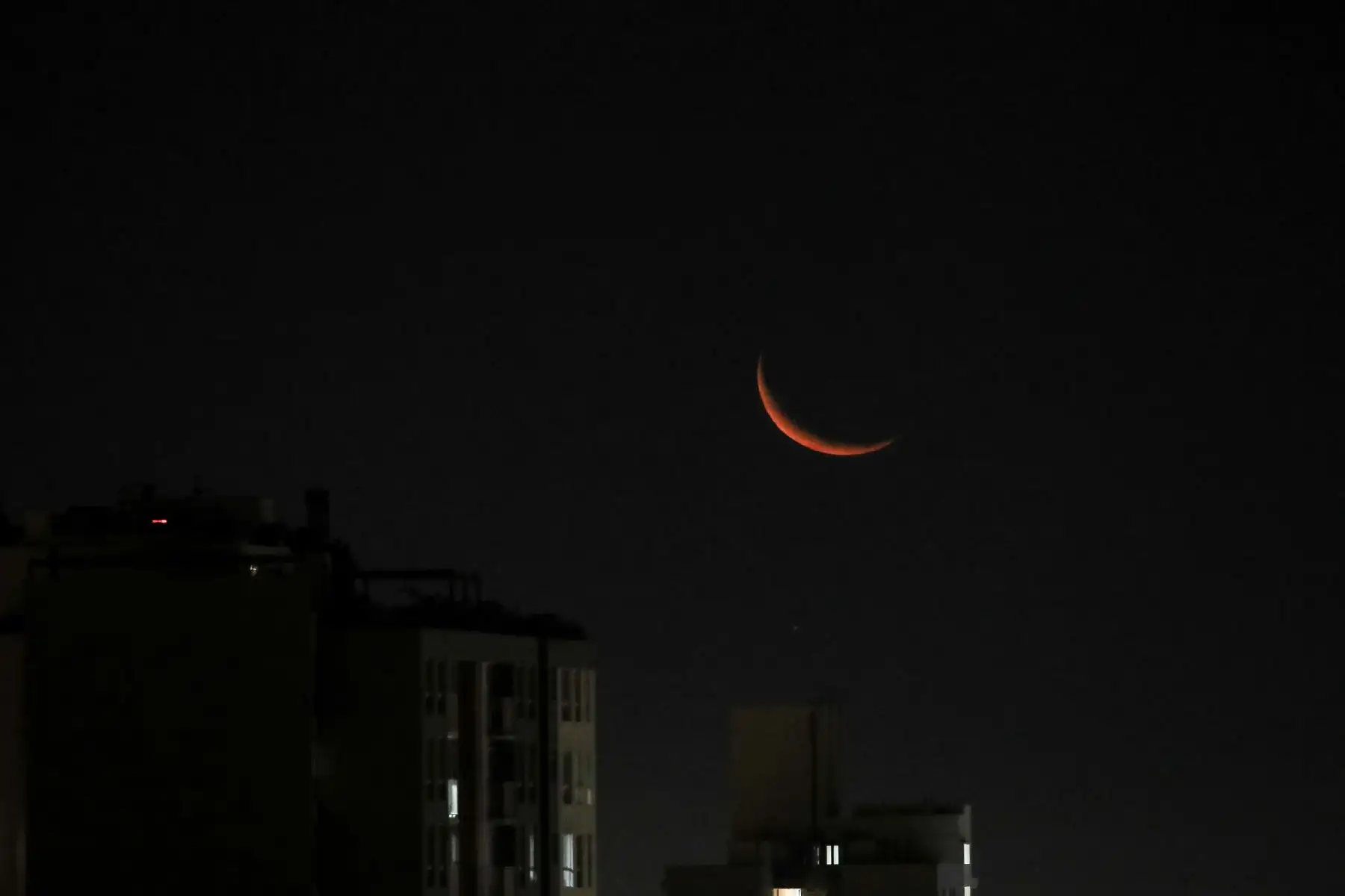 Desde diversos rincones del país, miles de peruanos lograron ver esta noche la aproximación que tuvieron la Luna y Júpiter, un fenómeno astronómico que pudo ser observado gracias al inesperado cielo despejado que se presentó en la región oeste.
.
Foto: ANDINA/Ricardo Cuba